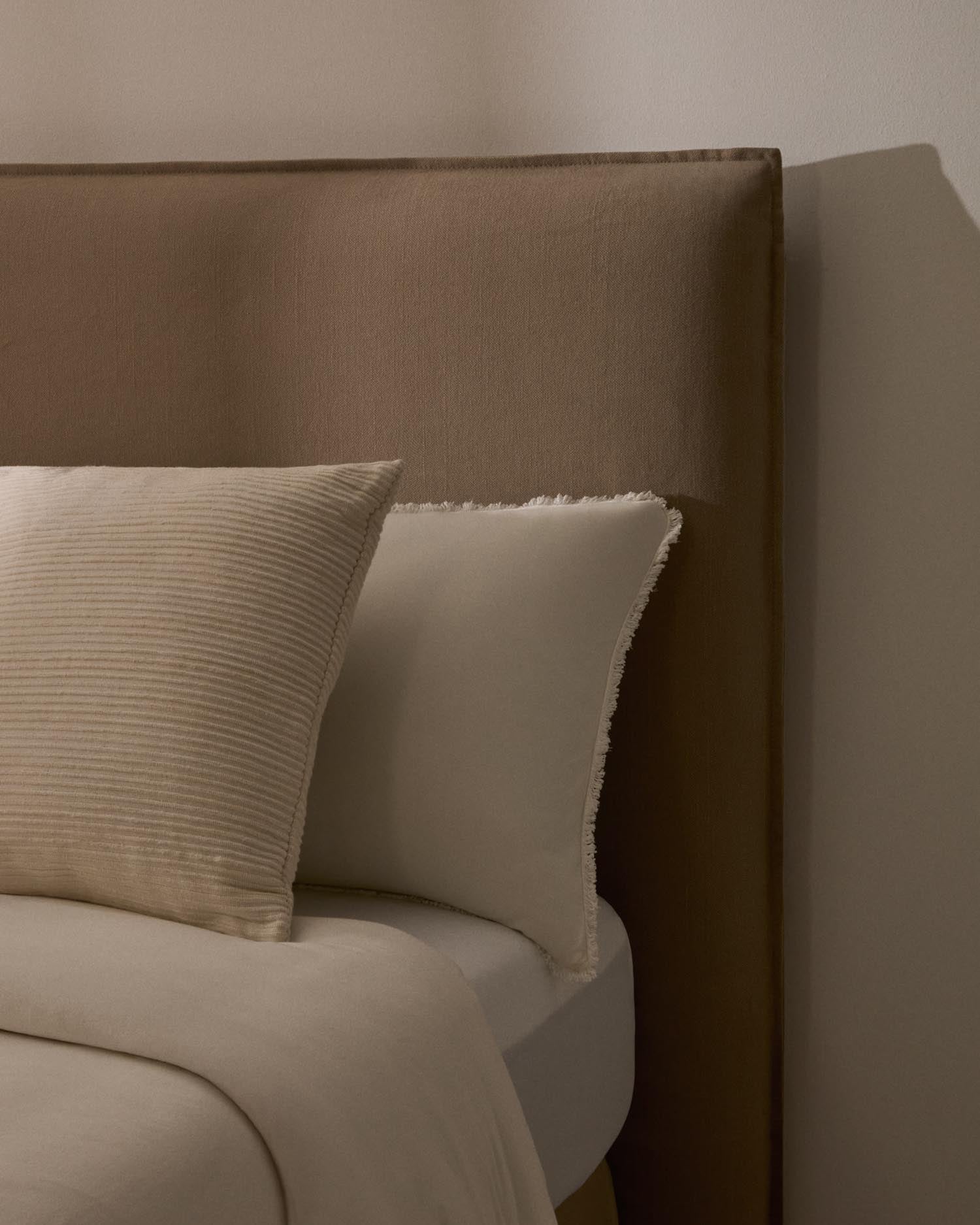 Elegantes Kopfteil Jaira aus Leinen-Baumwolle in Taupe, abnehmbarer Bezug, passend für 160 cm Betten, von Kave Home.