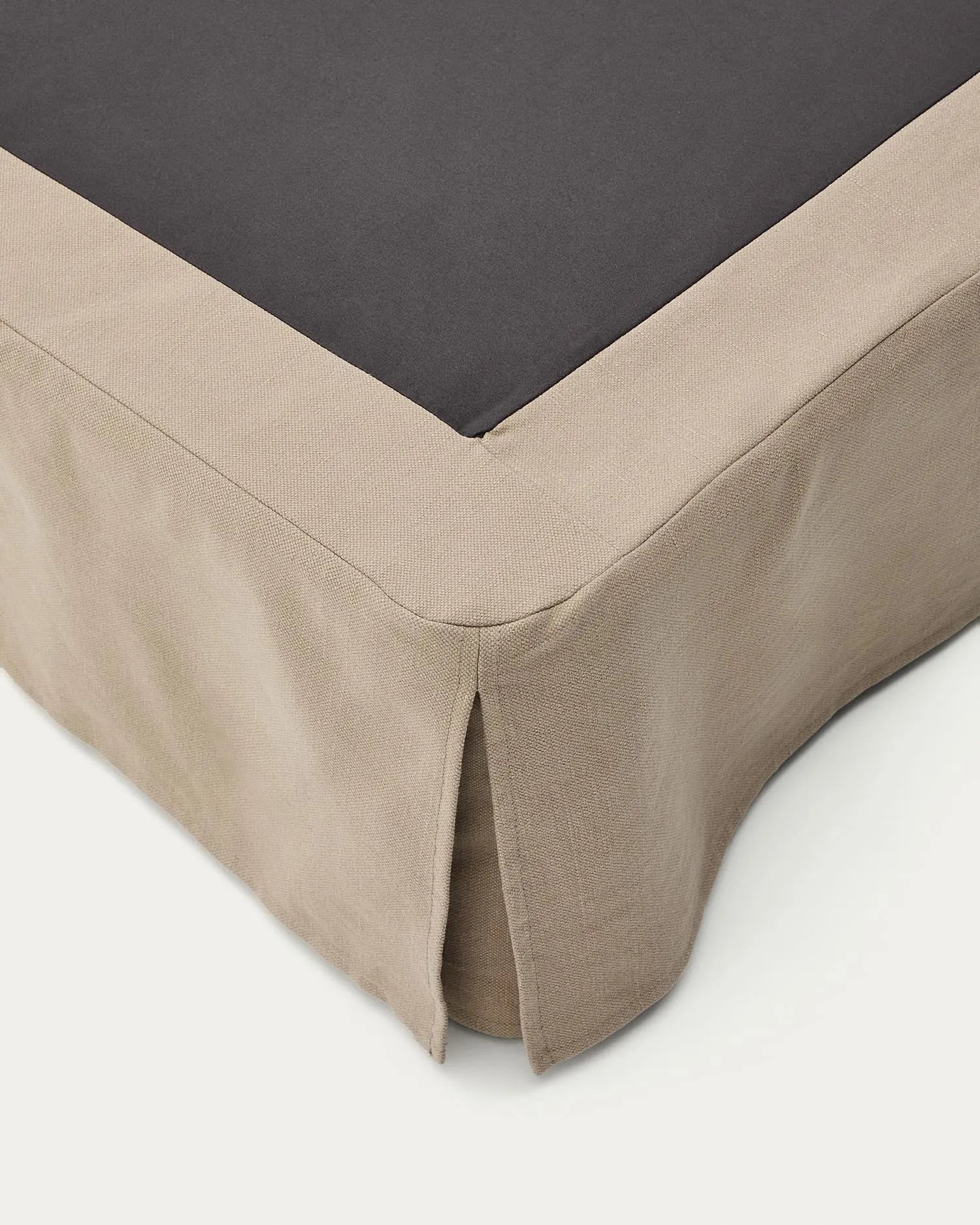 Bettgestell mit abnehmbarem Bezug Jaira aus Leinen und Baumwolle taupe für eine Matratze von 150 x 190 cm   in Taupe präsentiert im Onlineshop von KAQTU Design AG. Bett ist von Kave Home