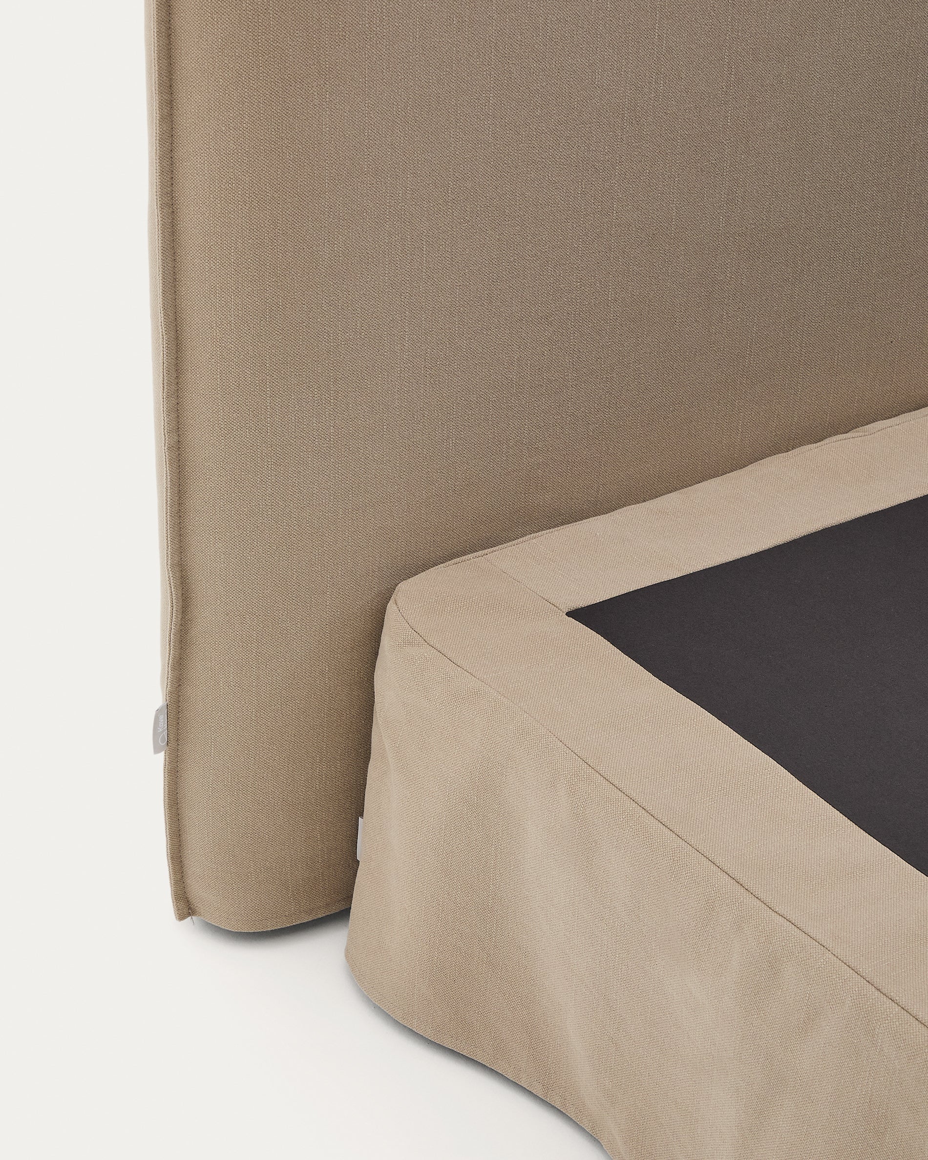 Stylischer Bettgestellbezug Jaira in taupe, aus feinem Leinen und Baumwolle, ideal für Matratzen der Größe 160 x 200 cm.