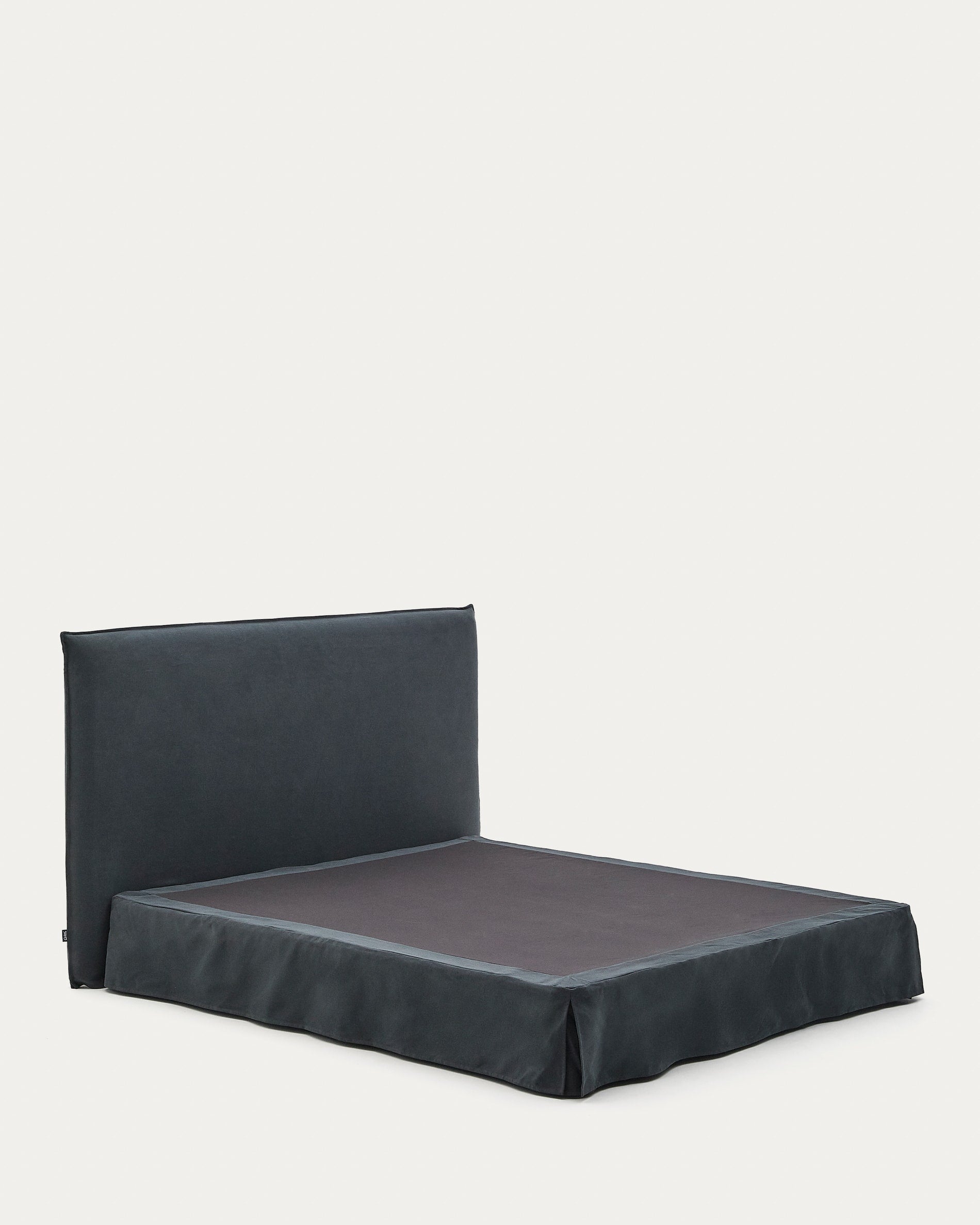Eleganter anthrazitgrauer Bettgestellbezug aus Leinen-Baumwoll-Mix, passend für 180x200 cm Matratzen, von Kave Home.