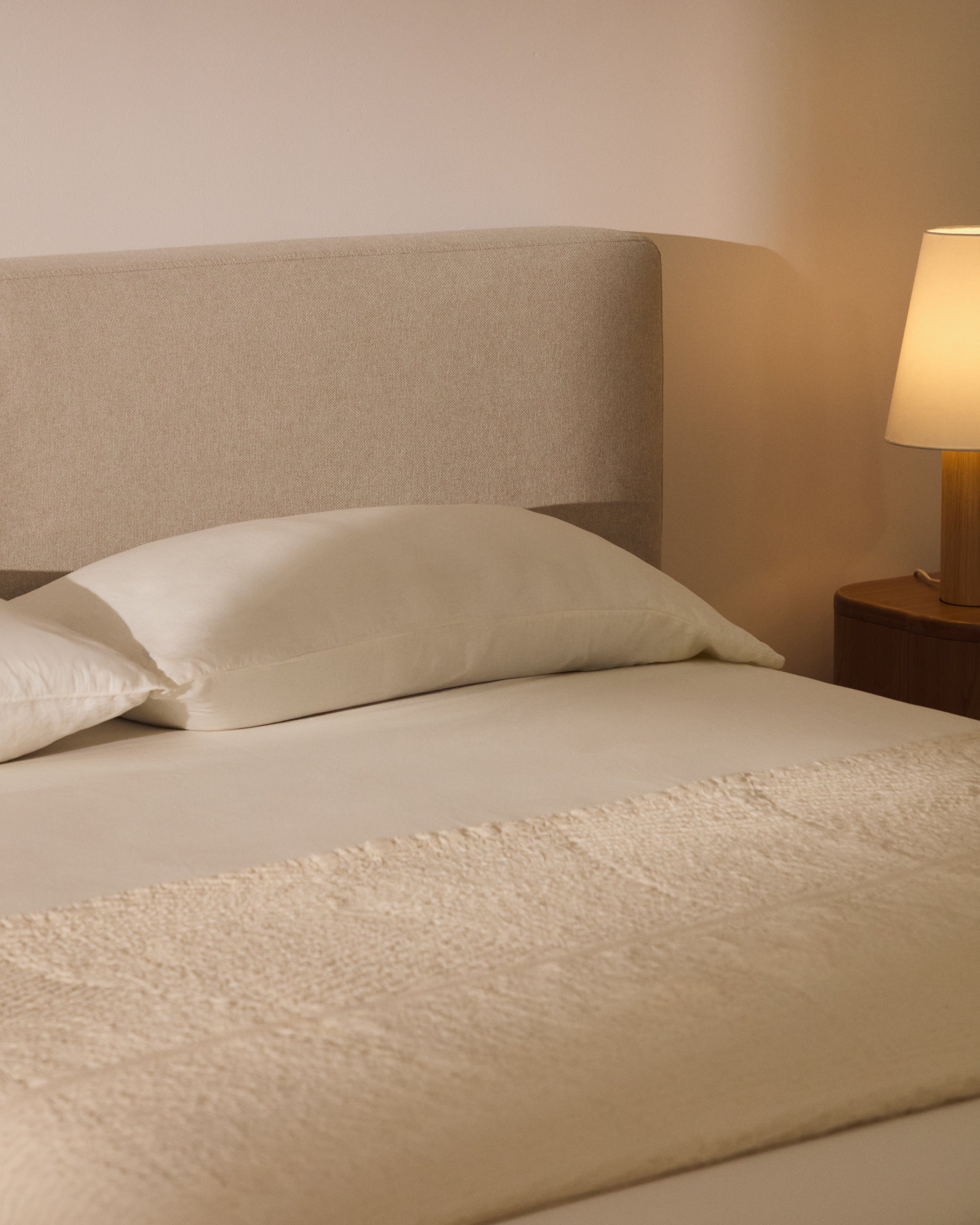 Stilvolles Kopfteil Blok in Ecru, abziehbar und passend für Betten bis 160 cm, verleiht jedem Schlafzimmer einen modernen Akzent.