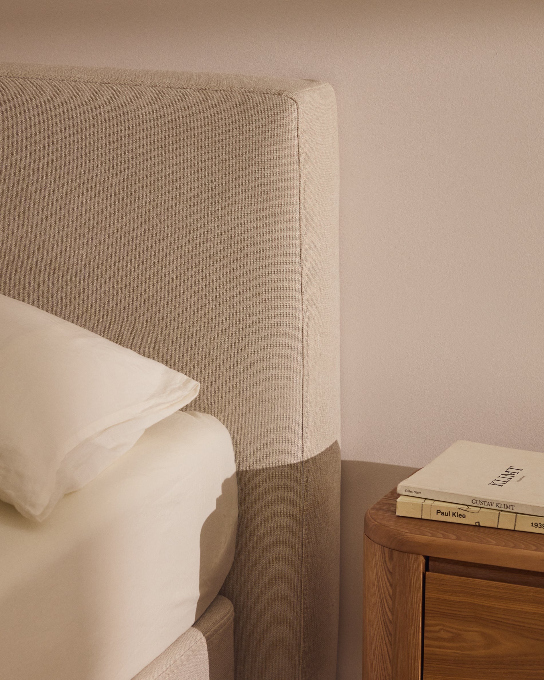 Stilvolles Kopfteil Blok in Ecru, abziehbar und passend für Betten bis 90 cm, verleiht jedem Schlafzimmer eine moderne Note.