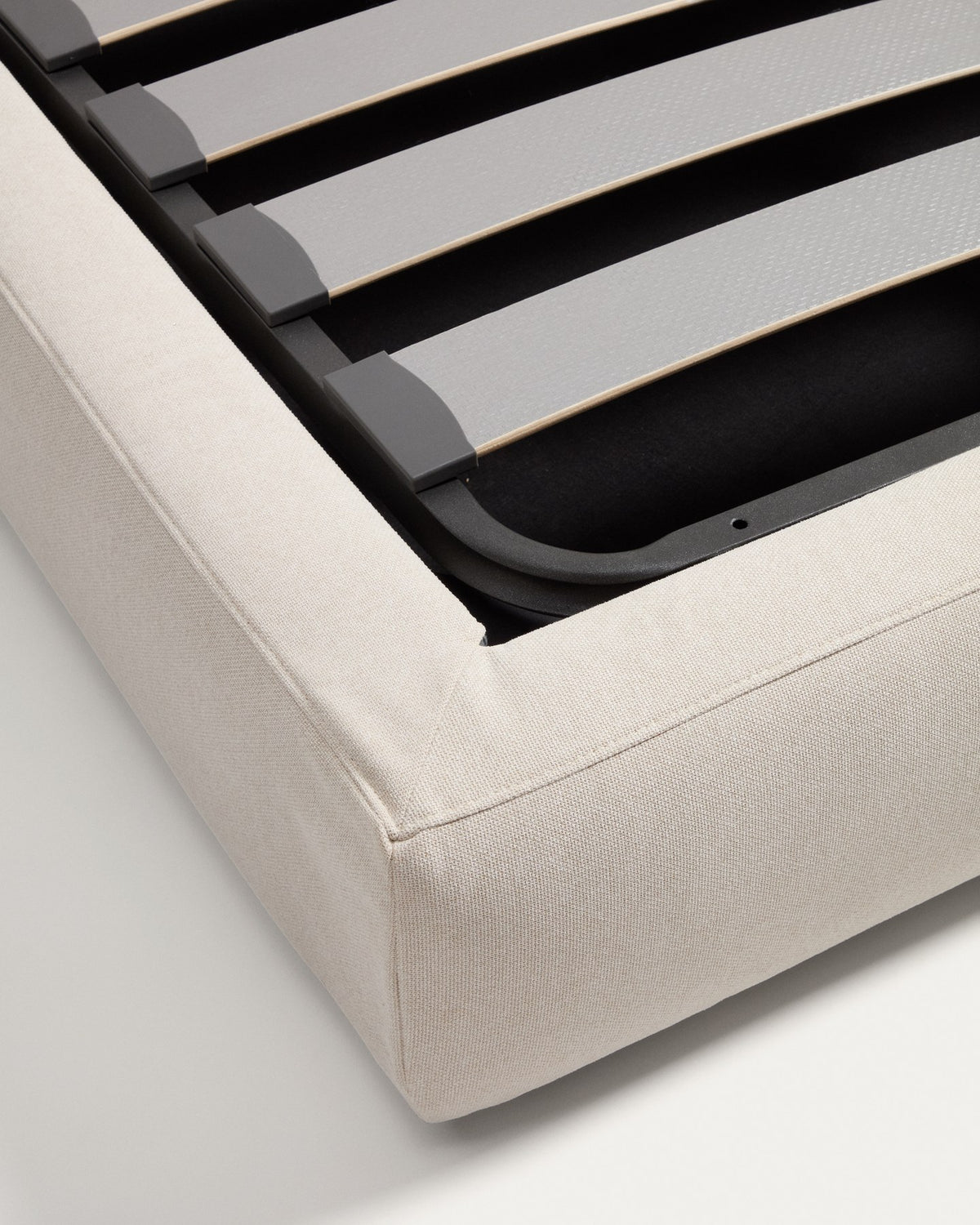 Foto eines Betts Blok in Ecru mit aufklappbarem Bettkasten, Rahmen aus Holz und Stahl, Masse 205x230x100 cm.