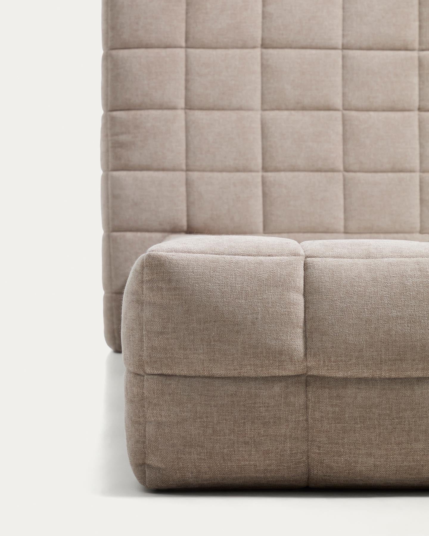 Abziehbares Bett Luiana aus beigefarbener Chenille für Matratzengrösse 160 x 200 cm in Beige präsentiert im Onlineshop von KAQTU Design AG. Bett ist von Kave Home