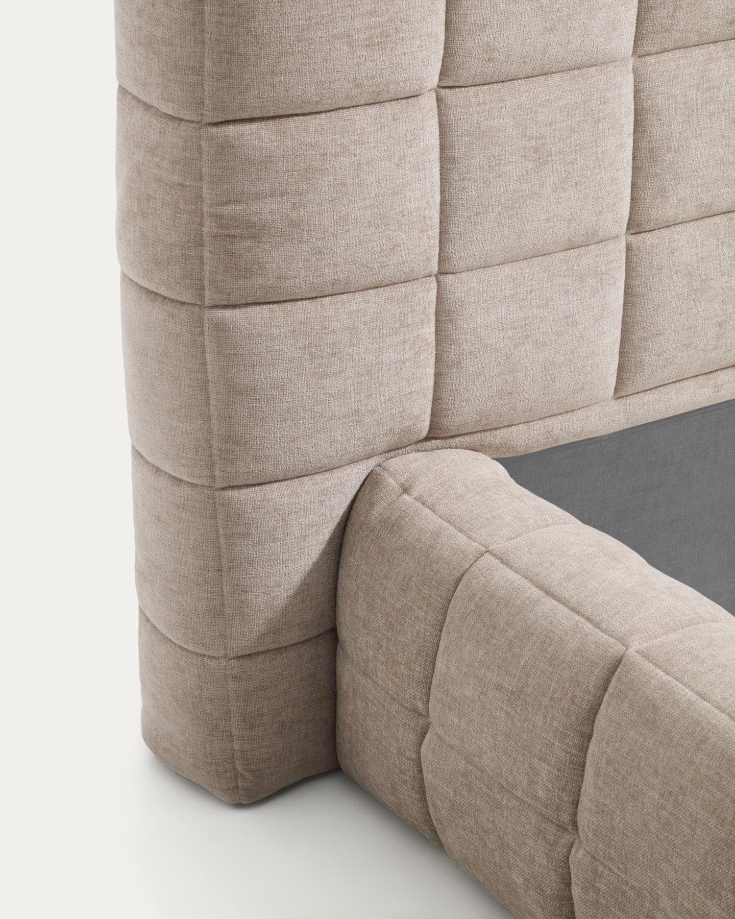 Abziehbares Bett Luiana aus beigefarbener Chenille für Matratzengrösse 180 x 200 cm in Beige präsentiert im Onlineshop von KAQTU Design AG. Bett ist von Kave Home