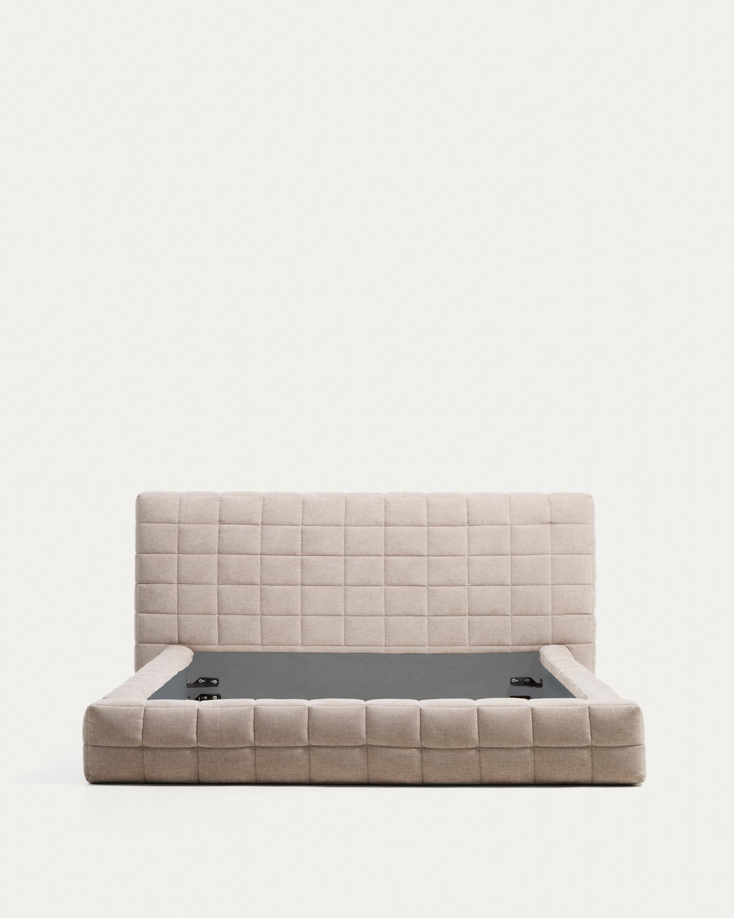 Abziehbares Bett Luiana aus beigefarbener Chenille für Matratzengrösse 180 x 200 cm in Beige präsentiert im Onlineshop von KAQTU Design AG. Bett ist von Kave Home