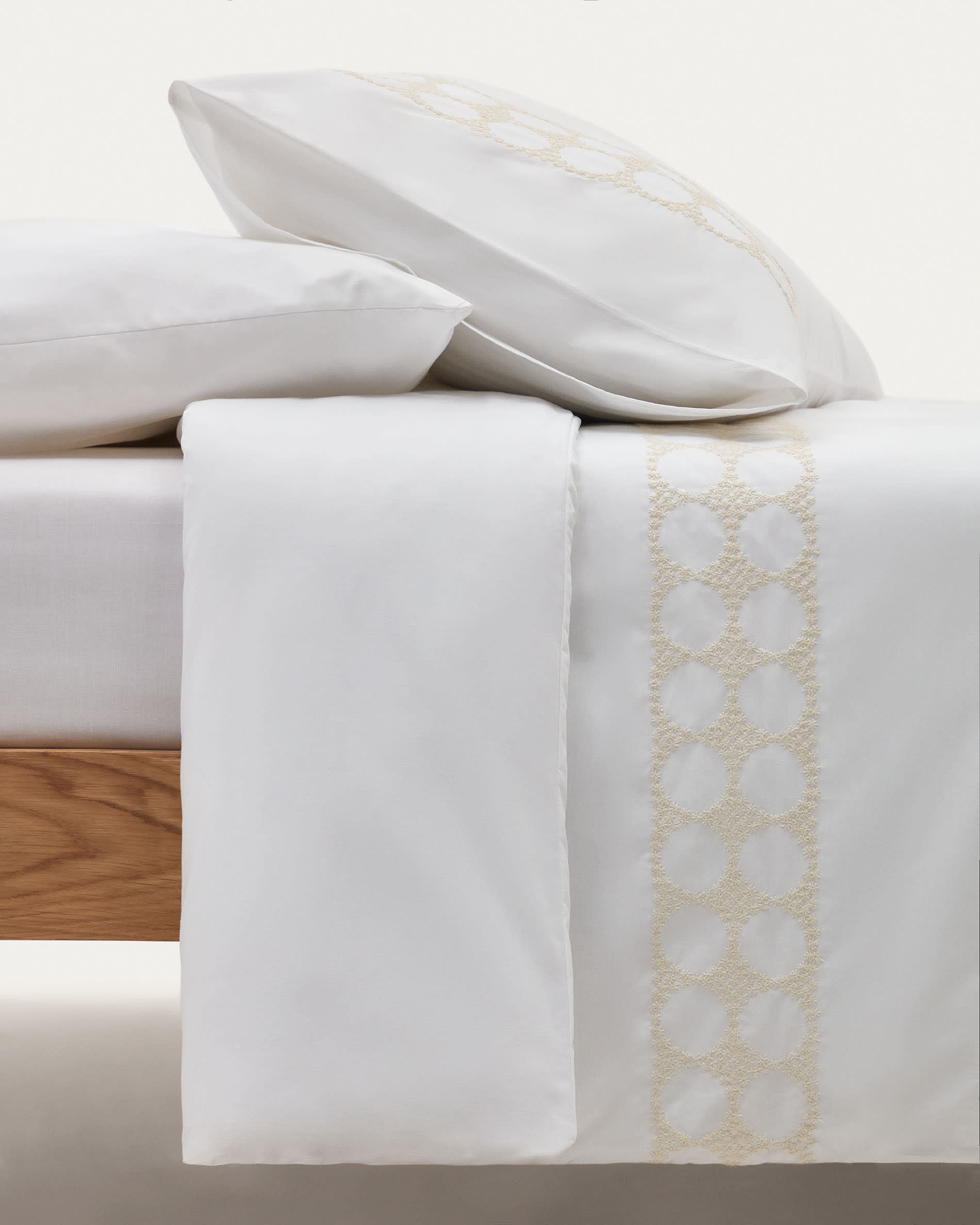Erleben Sie das Teia Bettlaken von Kave Home: 100% Baumwollperkal, Fadenzahl 180, in elegantem Weiss (90 x 200 cm) für höchsten Schlafkomfort.