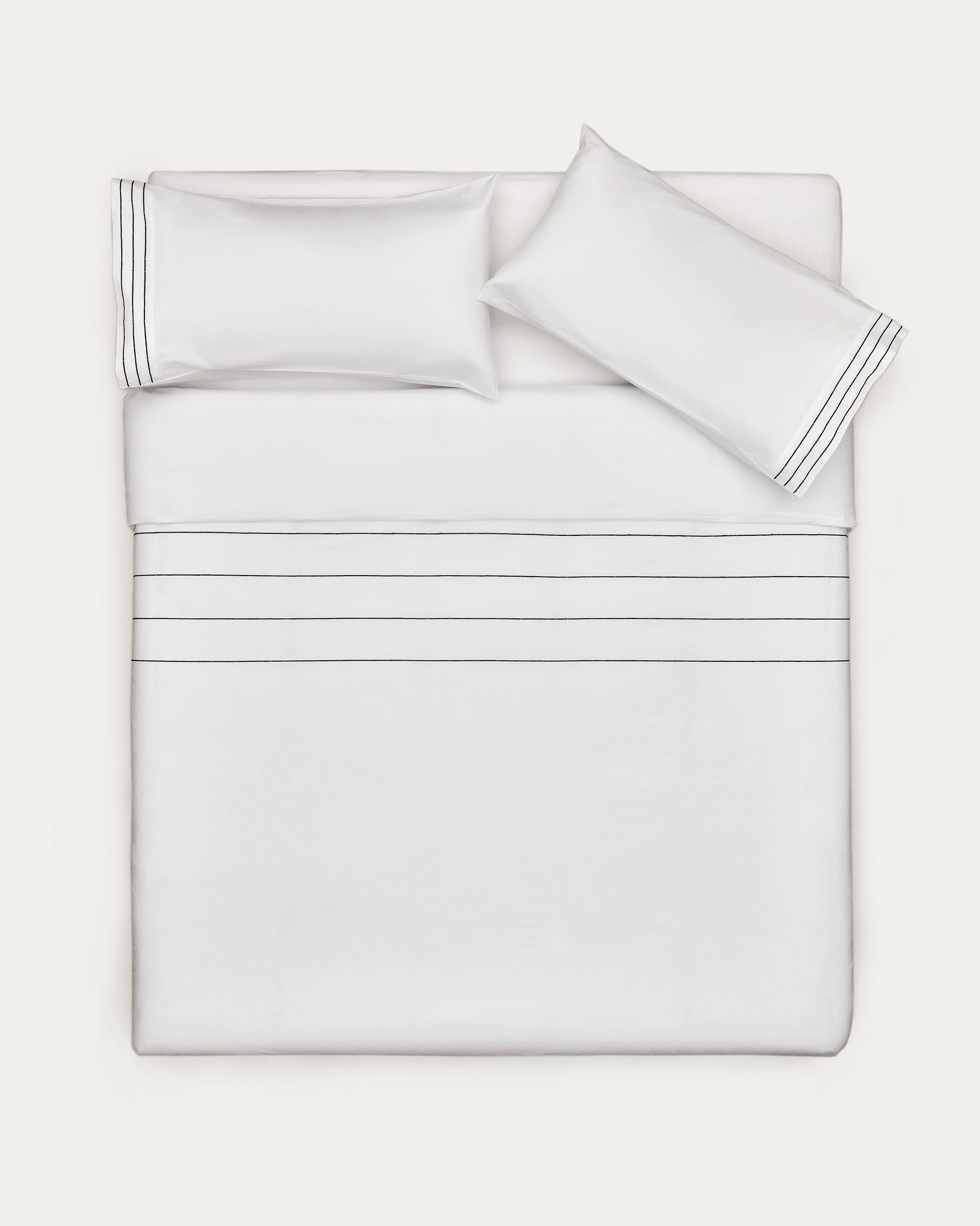 Elegantes Cintia Set aus Baumwollperkal mit gestickten Streifen, 135x200 cm, für stilvollen Komfort und nachhaltigen Luxus.