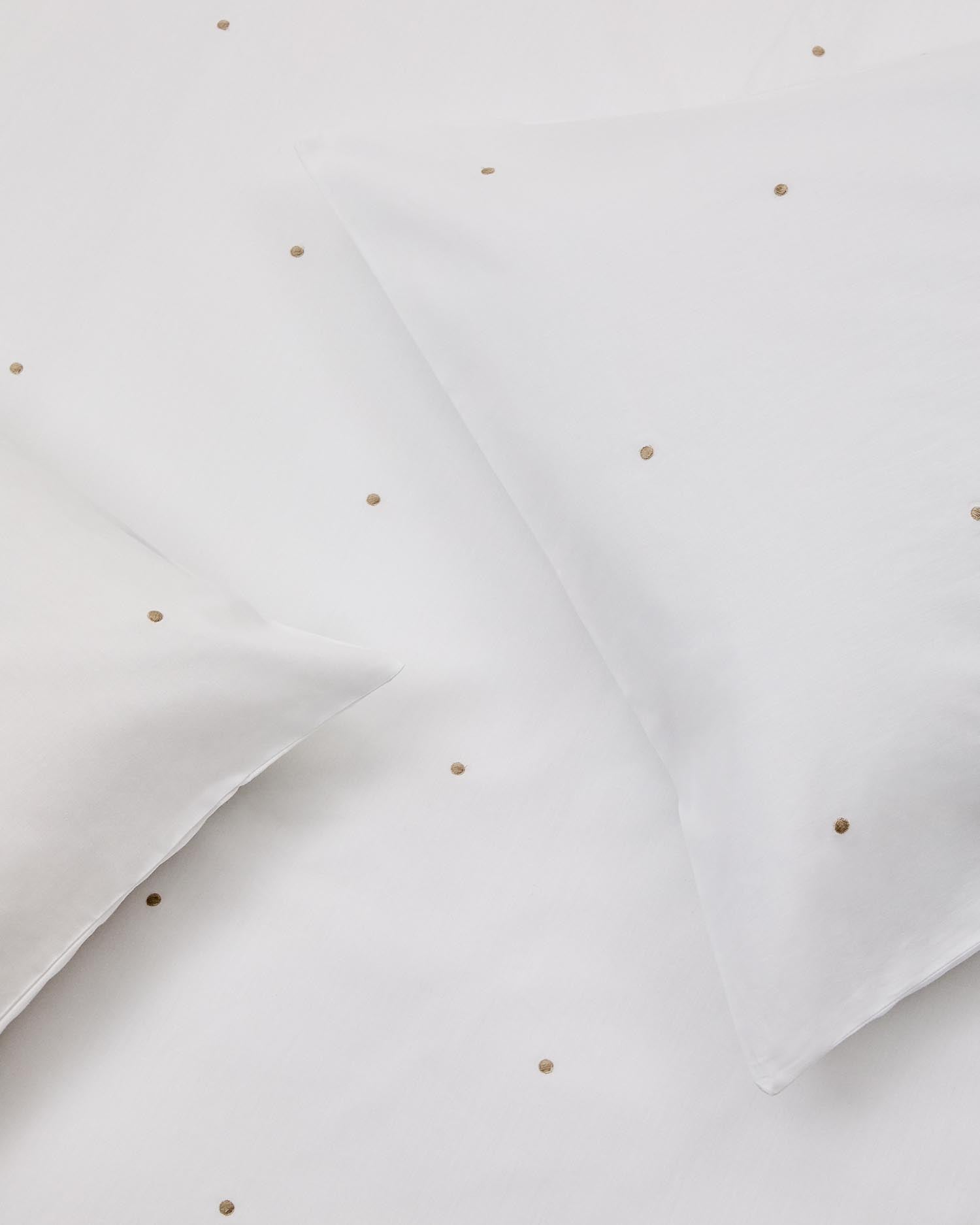 Hochwertige Sontag Bettwäsche von Kave Home: Baumwollperkal in Weiß mit stilvoller Stickerei, perfekt für 150 cm Betten. Pflegeleicht und komfortabel.