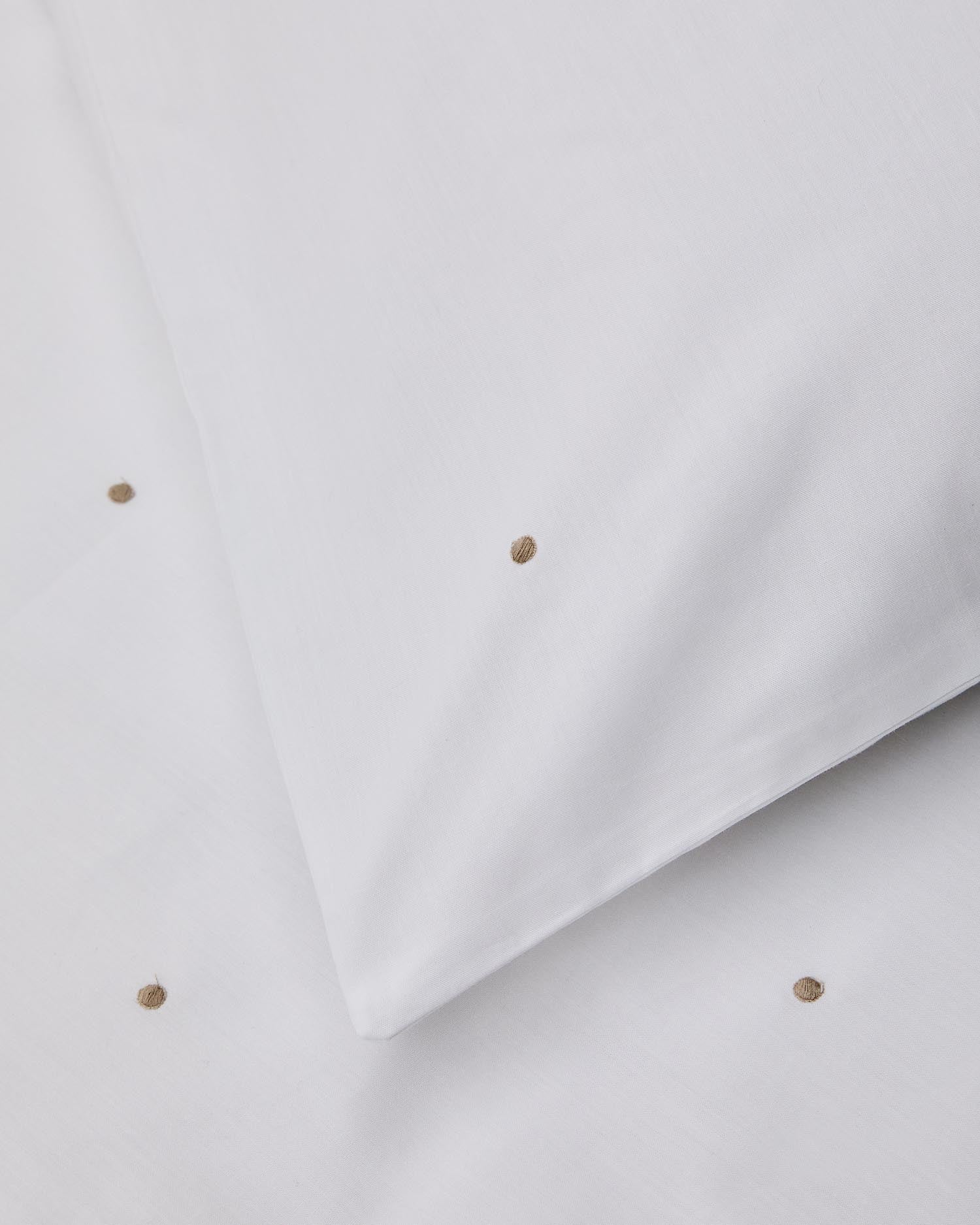 Elegante Sontag Bettwäsche von Kave Home: Weicher Baumwollperkal in Weiß mit feiner Stickerei, ideal für 150 cm Betten. Hypoallergen und pflegeleicht.
