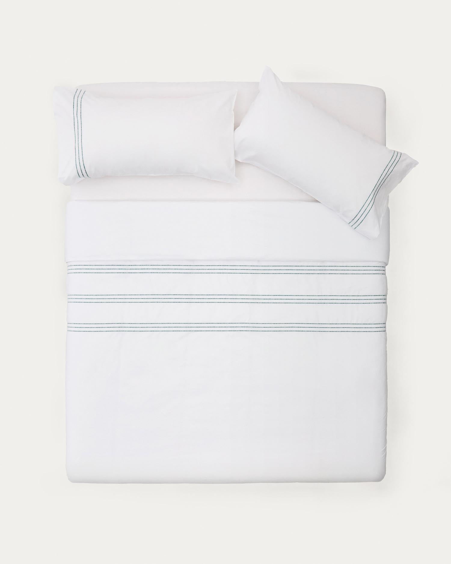 Elegante Bettwäsche aus 100% Baumwollperkal mit feiner Stickerei, ideal für 150 cm Betten. Weich, langlebig und hypoallergen.