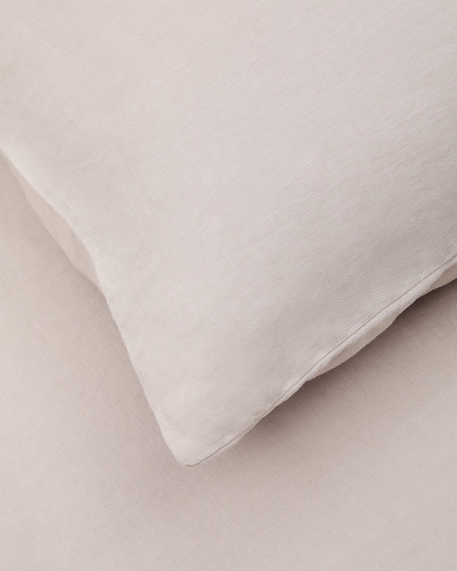 Erleben Sie die Simmel Bezüge von Kave Home in edlem Grau. Aus hochwertiger Baumwolle und Leinen gefertigt, bieten sie perfekten Komfort für Ihr Schlafzimmer.