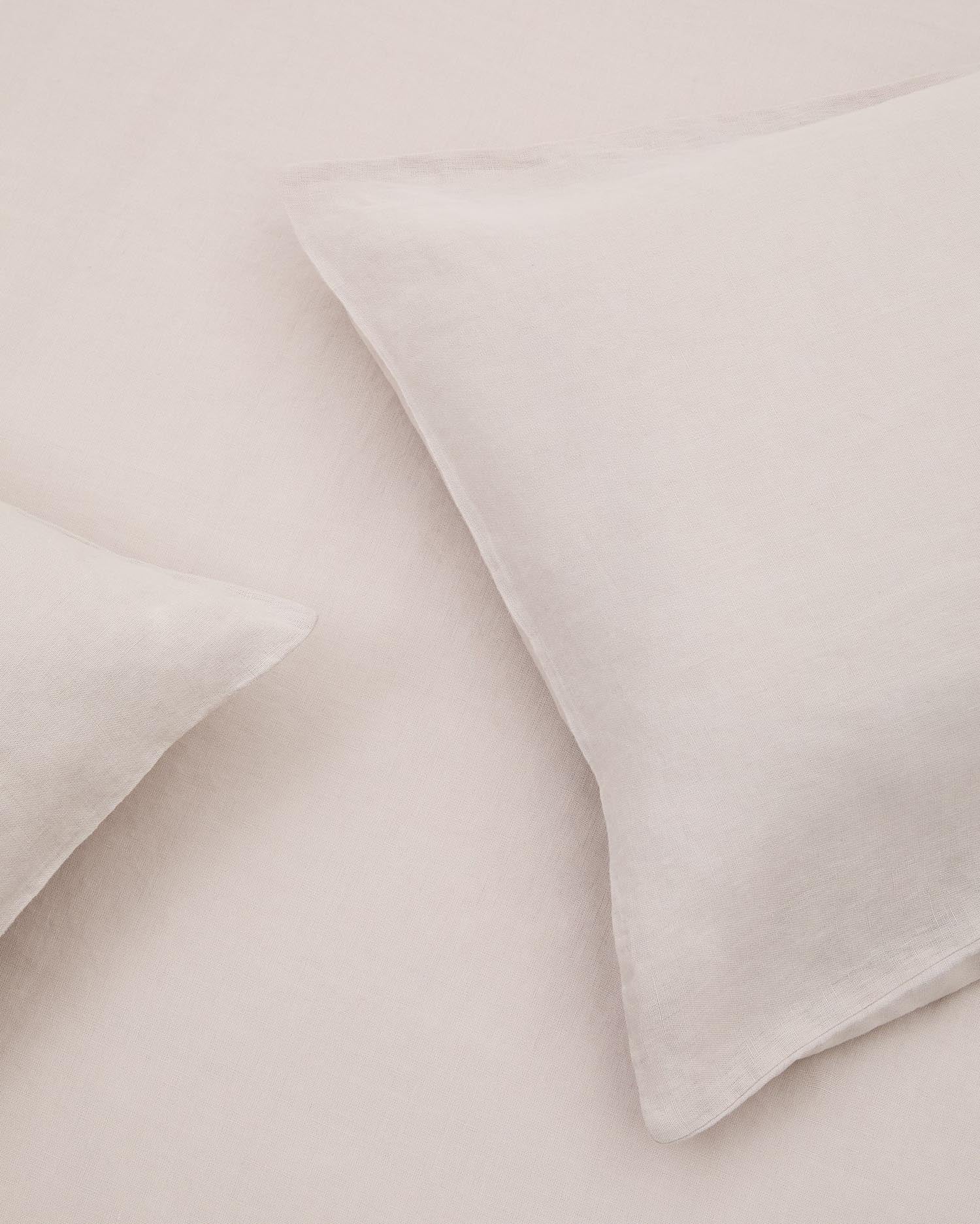 Elegantes Spannbettlaken Simmel in Grau, gefertigt aus atmungsaktiver Baumwolle und robustem Leinen. Perfekt für 90 cm Betten und pflegeleicht.