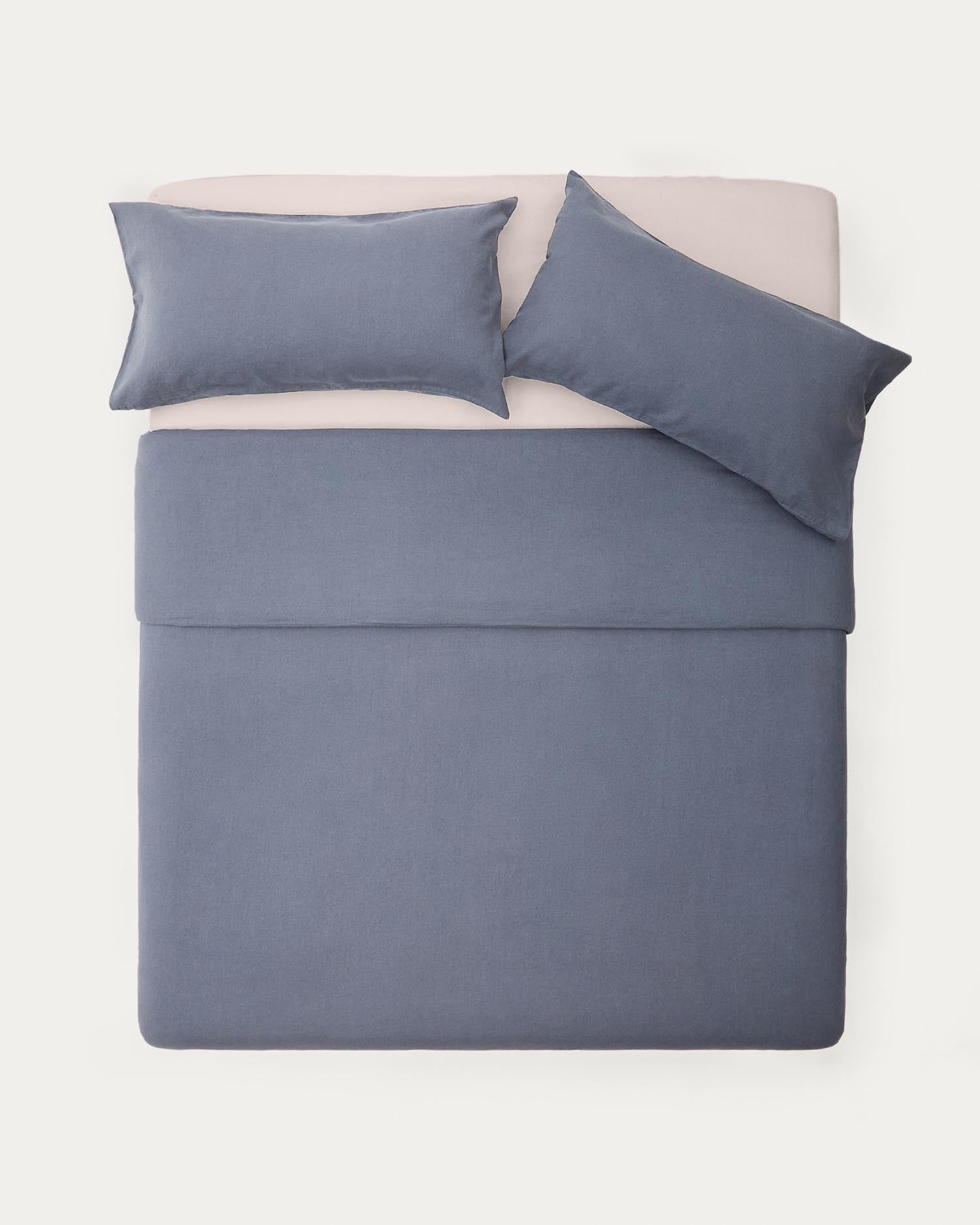 Hochwertiges Set aus Baumwolle und Leinen in Blau, passend für 90 cm Betten. Bezüge für Bettdecke und Kissen von Kave Home.