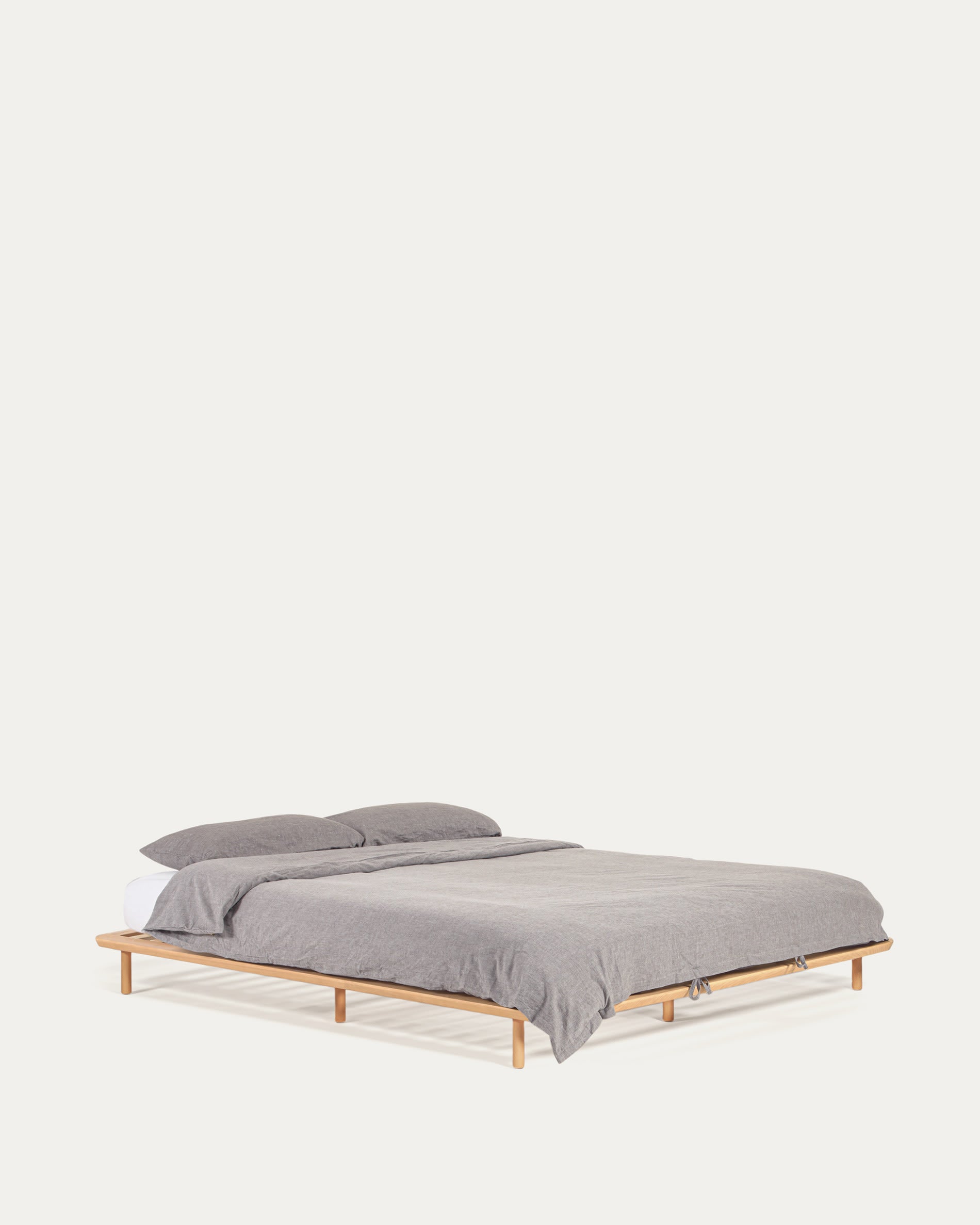 Elegantes Anielle Bett aus massiver Esche, 180x200 cm, vereint modernes Design mit traditioneller Handwerkskunst. Stabil und stilvoll.