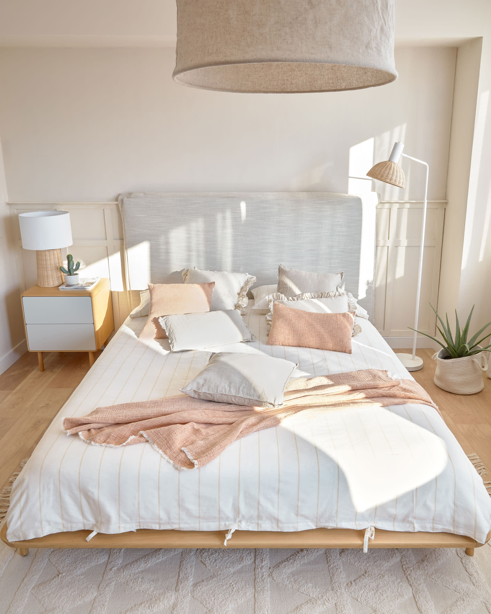 Elegantes Anielle Bett aus Esche, 180x200 cm, vereint zeitloses Design mit robuster Handwerkskunst für stilvolle Entspannung.