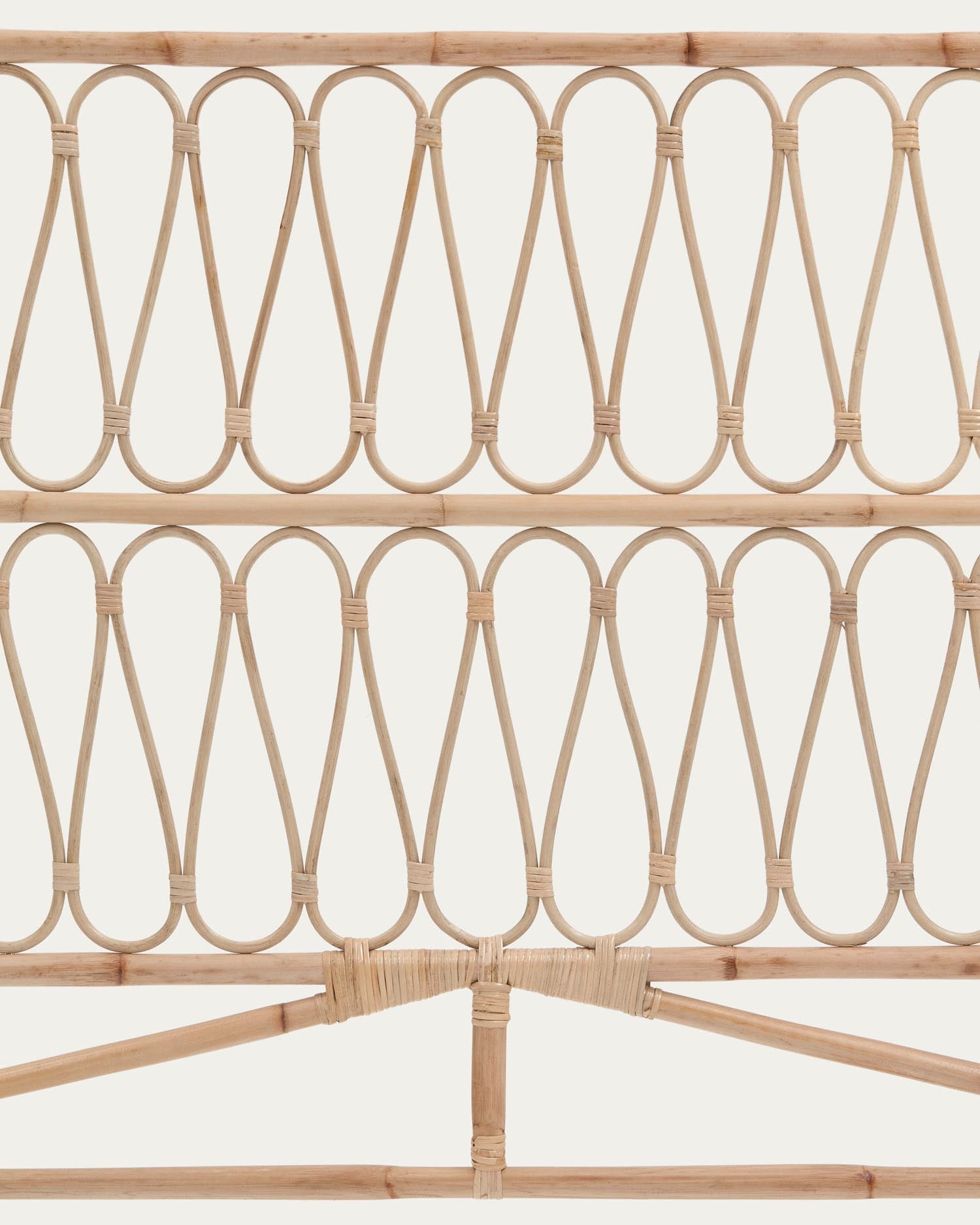Elegantes Rattan-Kopfteil von Kave Home, 150 cm, mit natürlichem Look. Ideal für ein stilvolles und umweltfreundliches Schlafzimmer.