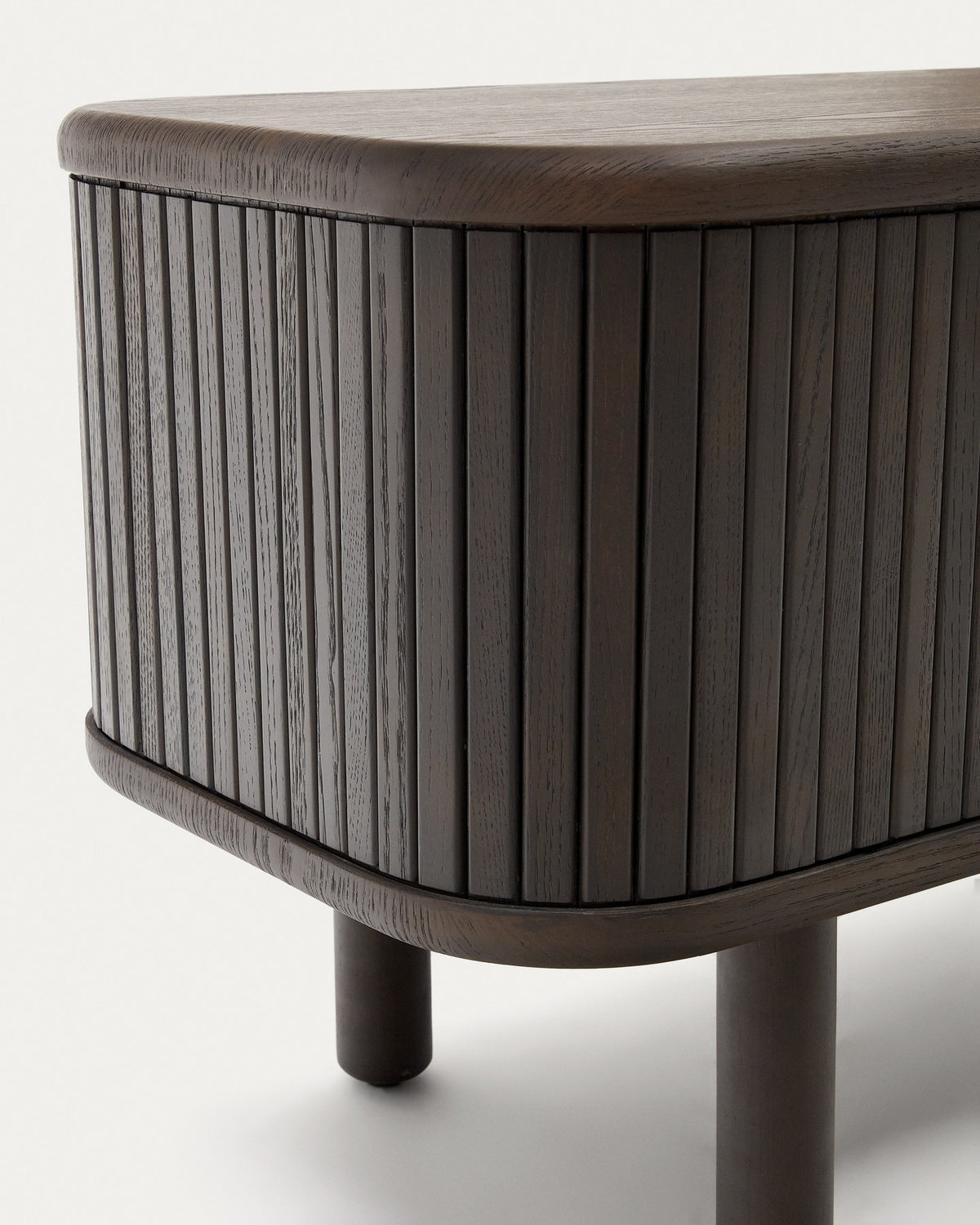 Nachttisch Mailen aus Eschenfurnier mit dunklem Finish 50 x 55 cm in Schwarz präsentiert im Onlineshop von KAQTU Design AG. Nachttisch ist von Kave Home