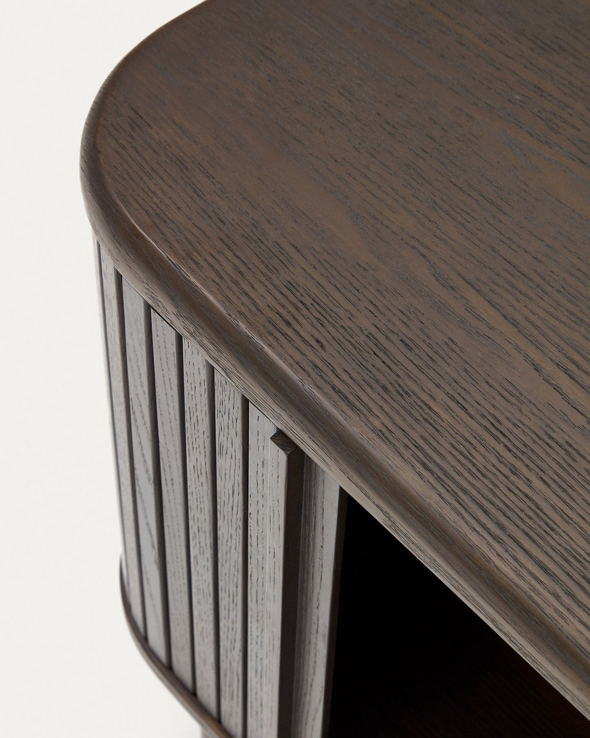 Nachttisch Mailen aus Eschenfurnier mit dunklem Finish 50 x 55 cm in Schwarz präsentiert im Onlineshop von KAQTU Design AG. Nachttisch ist von Kave Home