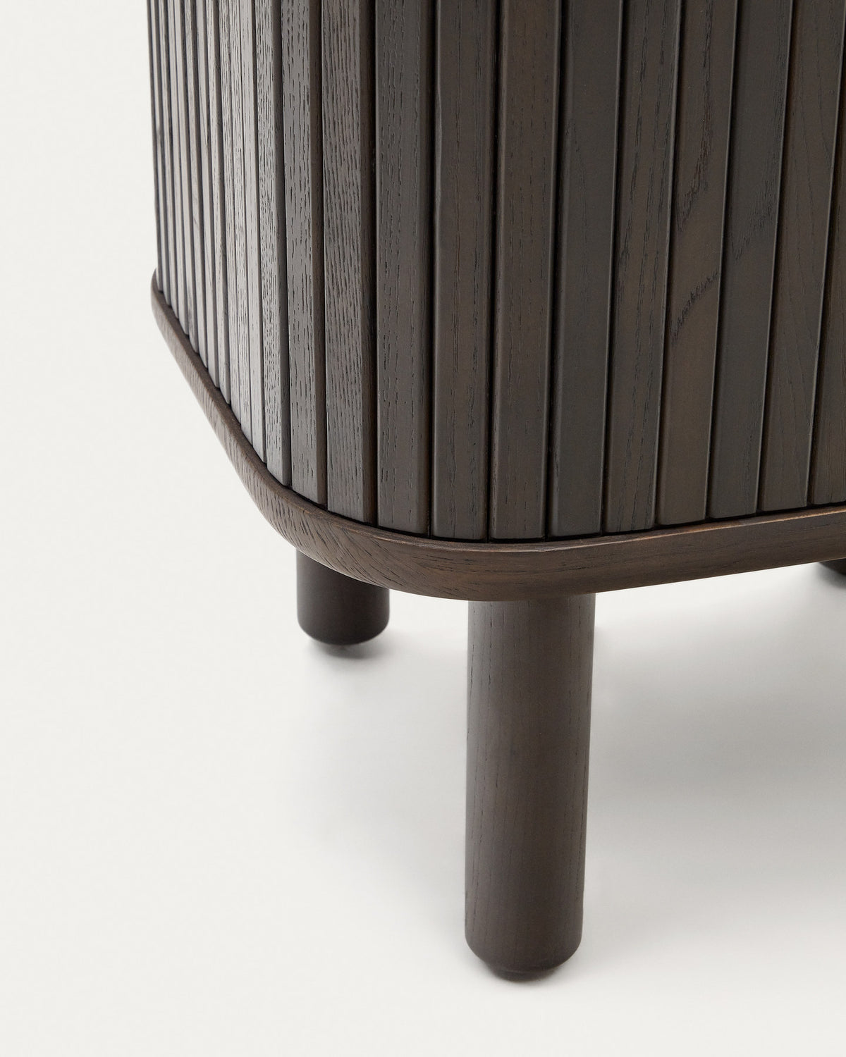 Nachttisch Mailen aus Eschenfurnier mit dunklem Finish 50 x 55 cm in Schwarz präsentiert im Onlineshop von KAQTU Design AG. Nachttisch ist von Kave Home
