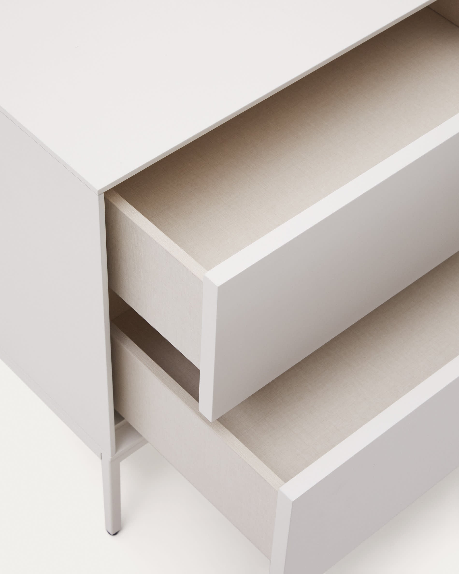 Eleganter Vedrana Nachttisch mit zwei Schubladen aus weiß lackiertem MDF, 60 x 55 cm, ideal für stilvolle und funktionale Schlafzimmergestaltung.