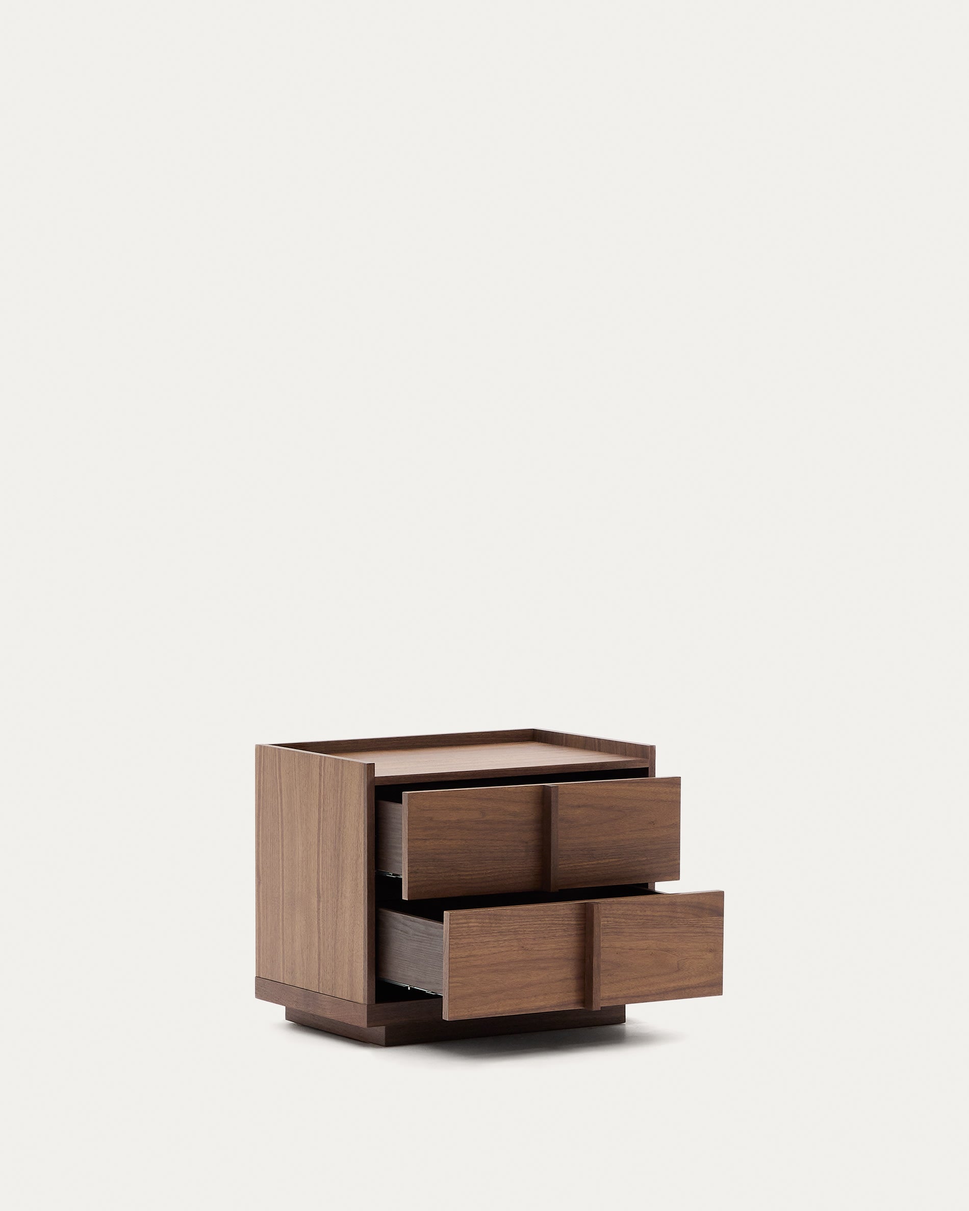 Eleganter Nachttisch Onix mit zwei Schubladen, Walnussfurnier in dunklem Finish, 60x47 cm, FSC-zertifiziert, von Kave Home.