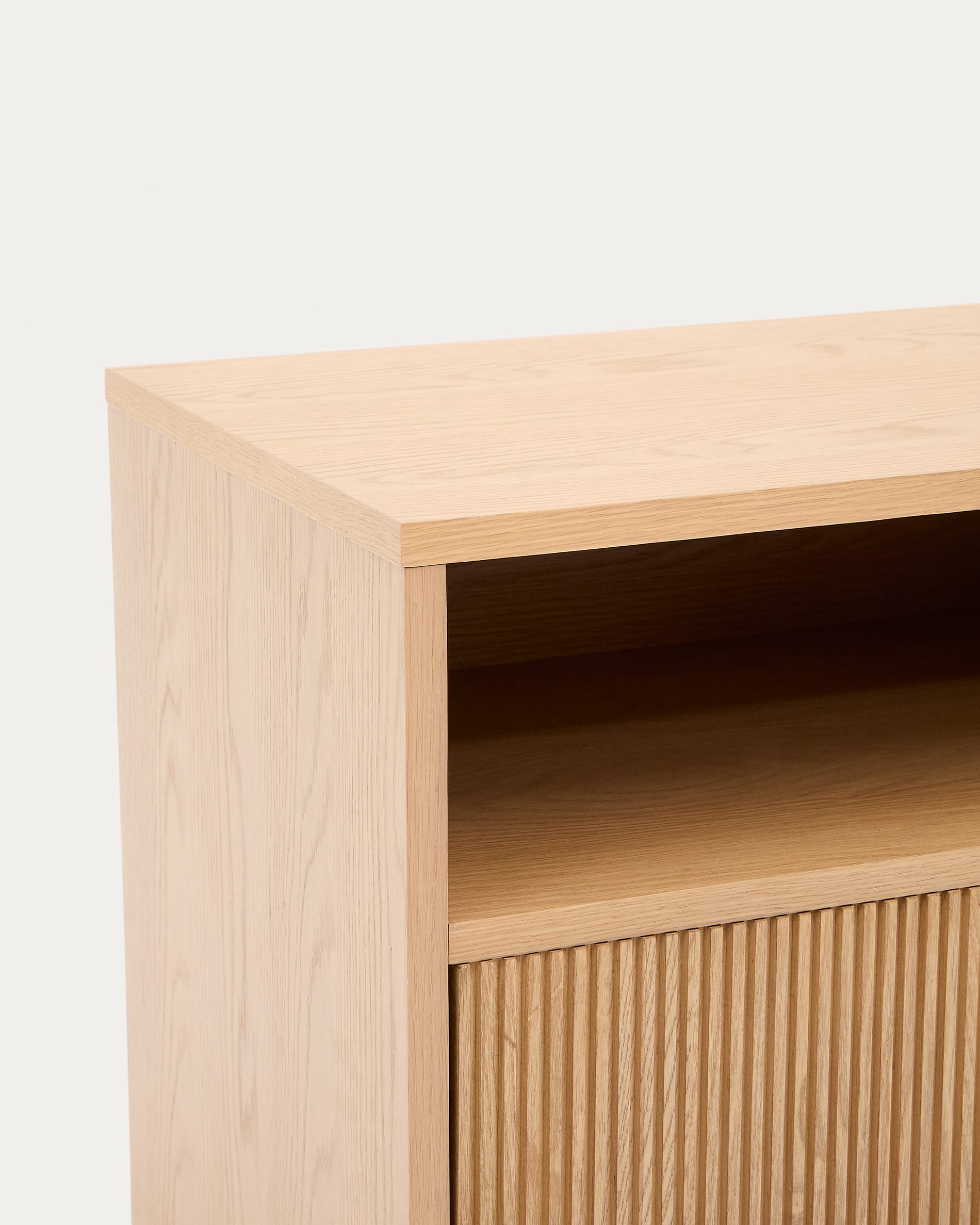 Stilvoller Nachttisch Helvine aus FSC-zertifiziertem Eichenfurnier, 60 x 52 cm. Praktische Schublade und modernes Design für Ihr Zuhause.