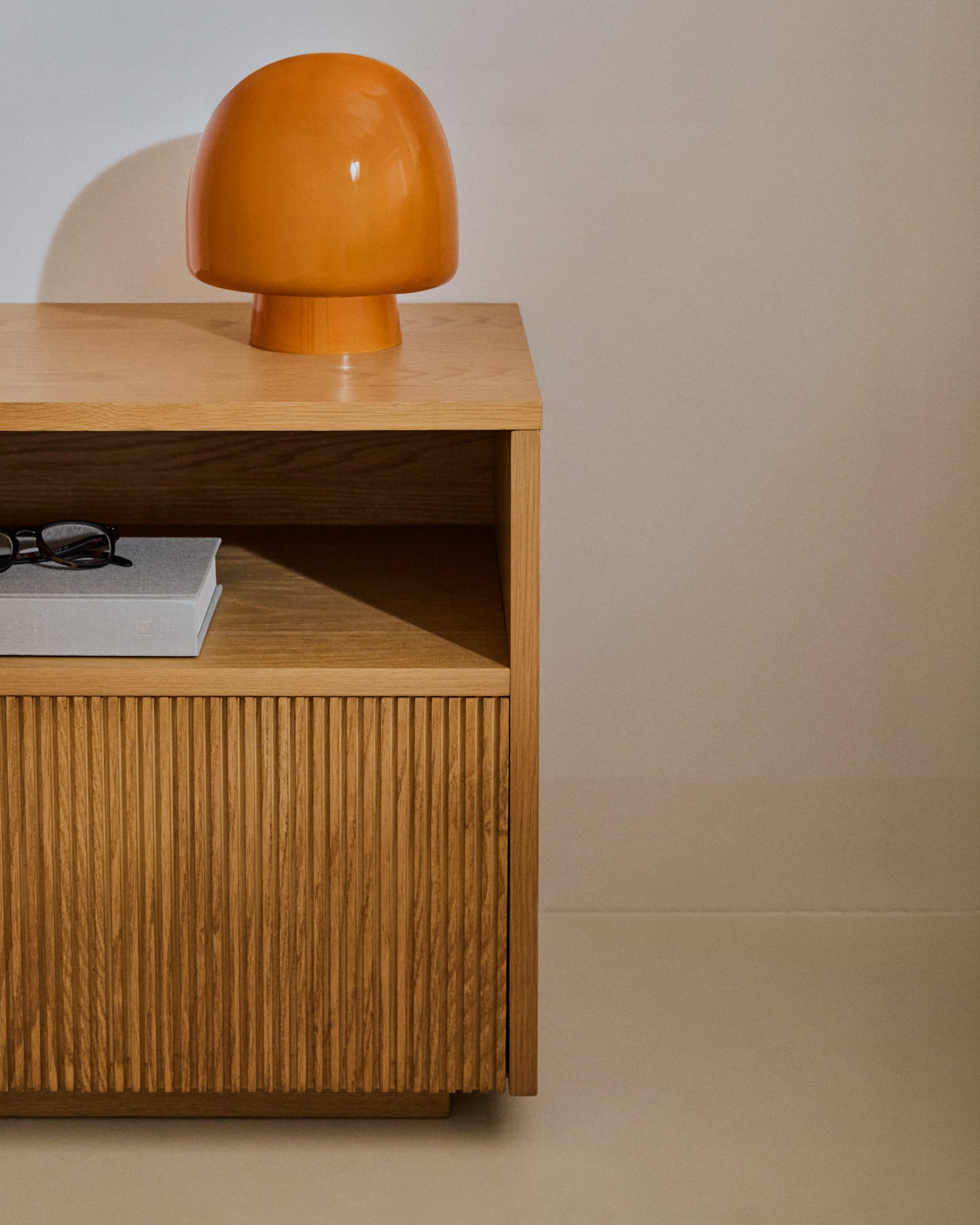 Eleganter Nachttisch aus Eichenfurnier, 60x52 cm, mit Schublade, FSC-zertifiziert, von Kave Home, modern und umweltfreundlich.
