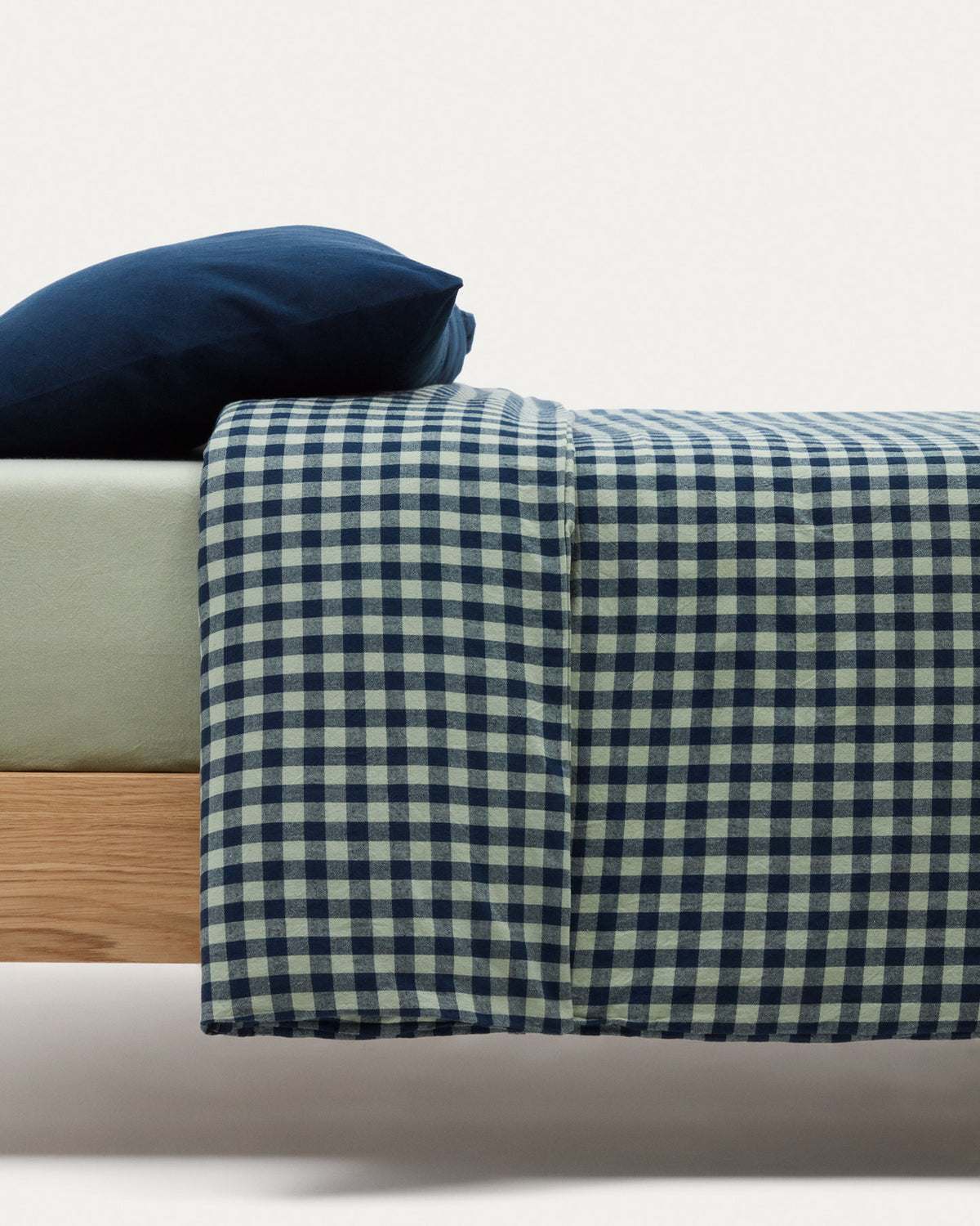 Yanil Bettwäscheset aus Bettdecken- und Kopfkissenbezug und Bettlaken 100% Baumwolle Karos in Grün und Blau in Grün präsentiert im Onlineshop von KAQTU Design AG. Bettwäsche ist von Kave Home