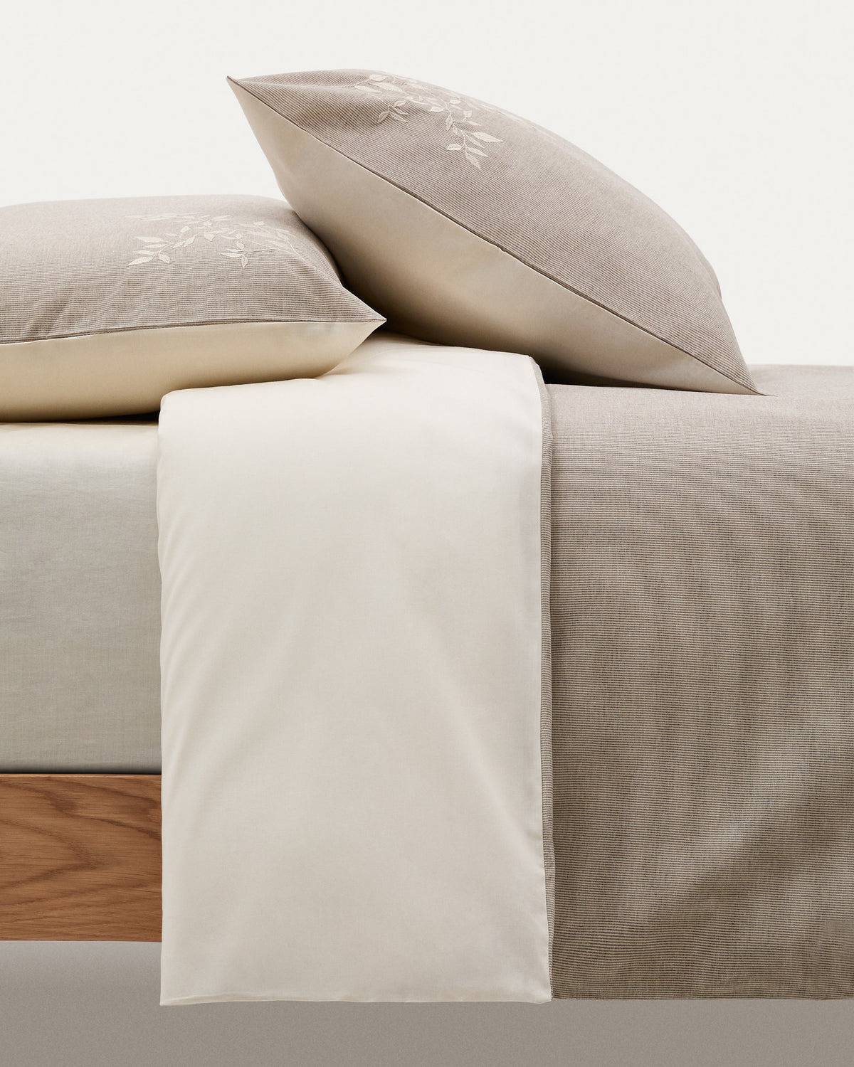 Set Sotela Bezug für Bettdecke und Kopfkissen mit gestickten Streifen 100% Baumwolle Perkal beige Bett 90cm in Braun präsentiert im Onlineshop von KAQTU Design AG. Bettwäsche ist von Kave Home