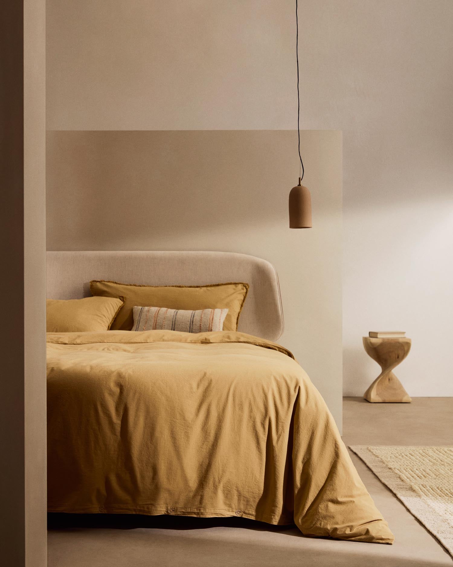 Set Sifinia Bettdecken- und Kopfkissenbezug aus 100% Baumwollperkal mit Fransen senffarben in Senfgelb präsentiert im Onlineshop von KAQTU Design AG. Deko Kissenbezug ist von Kave Home