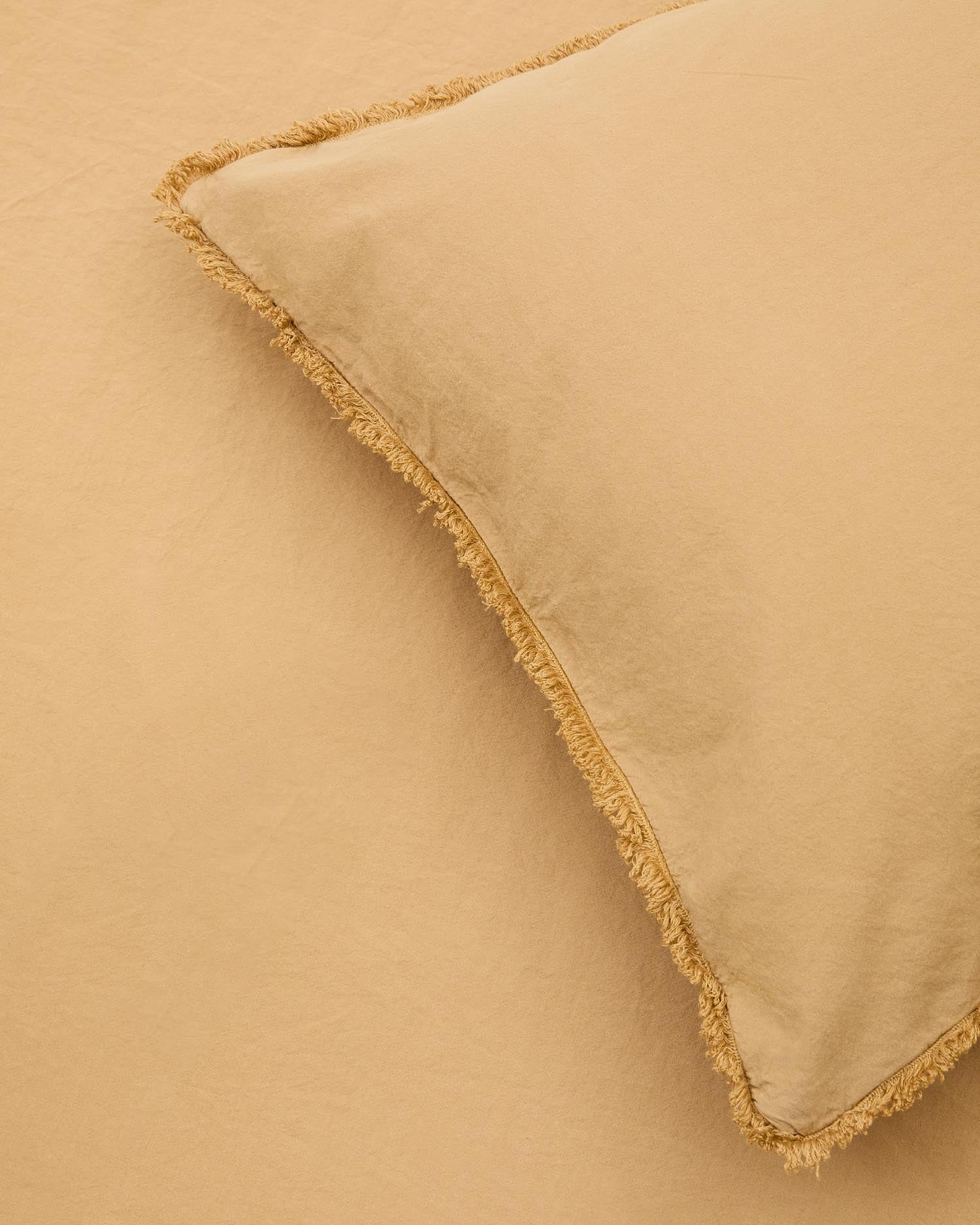 Set Sifinia Bettdecken- und Kopfkissenbezug aus 100% Baumwollperkal mit Fransen senffarben in Senfgelb präsentiert im Onlineshop von KAQTU Design AG. Deko Kissenbezug ist von Kave Home