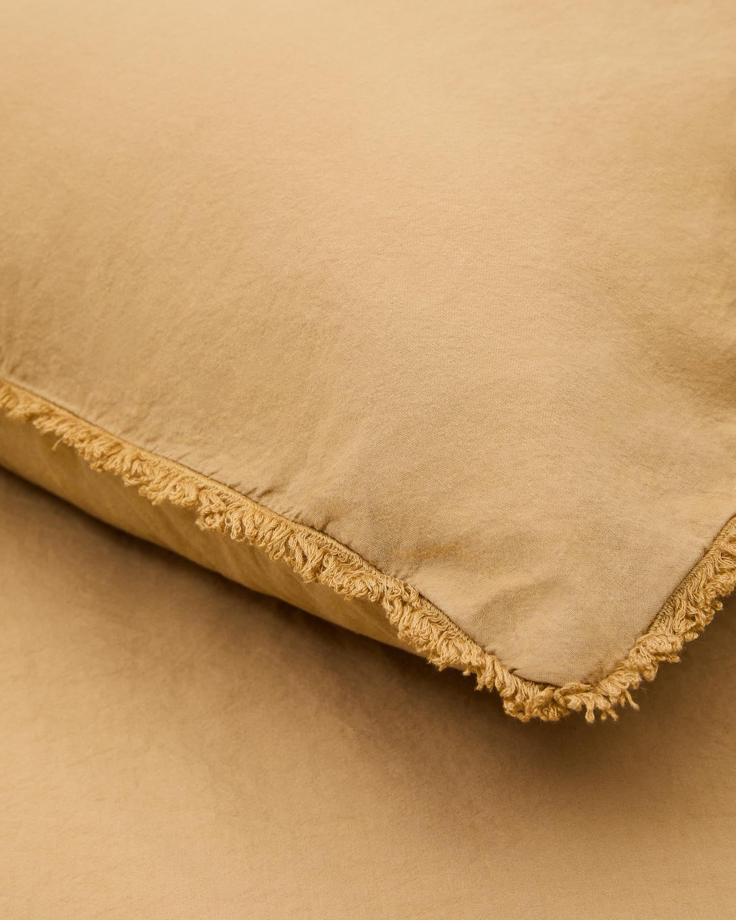 Set Sifinia Bettdecken- und Kopfkissenbezug aus 100% Baumwollperkal mit Fransen senffarben in Senfgelb präsentiert im Onlineshop von KAQTU Design AG. Deko Kissenbezug ist von Kave Home