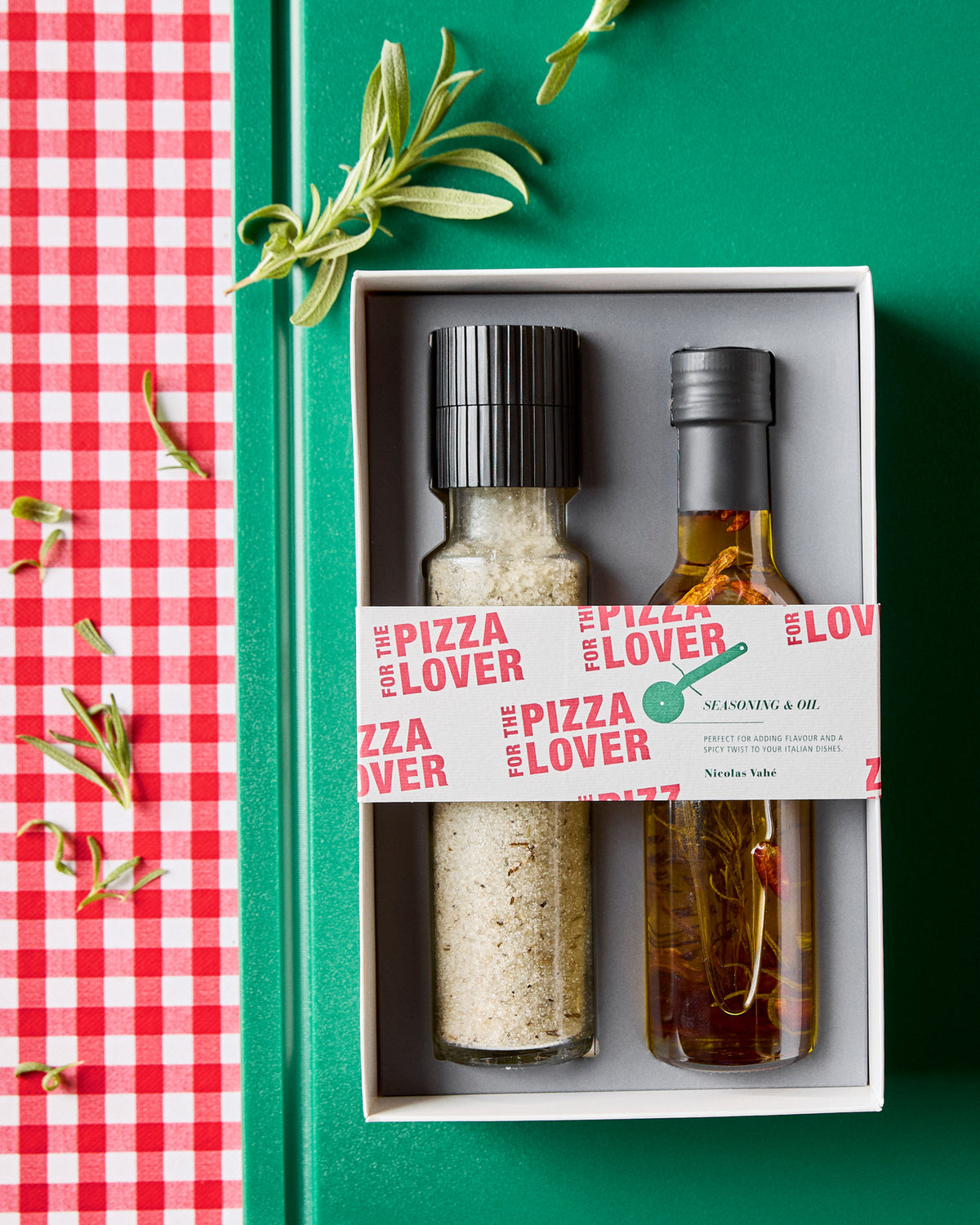 Geschenkbox, Nicolas Vahé Pizza Kit - Seasoning & oil in Weiß präsentiert im Onlineshop von KAQTU Design AG. Geschenkset ist von Nicolas Vahé