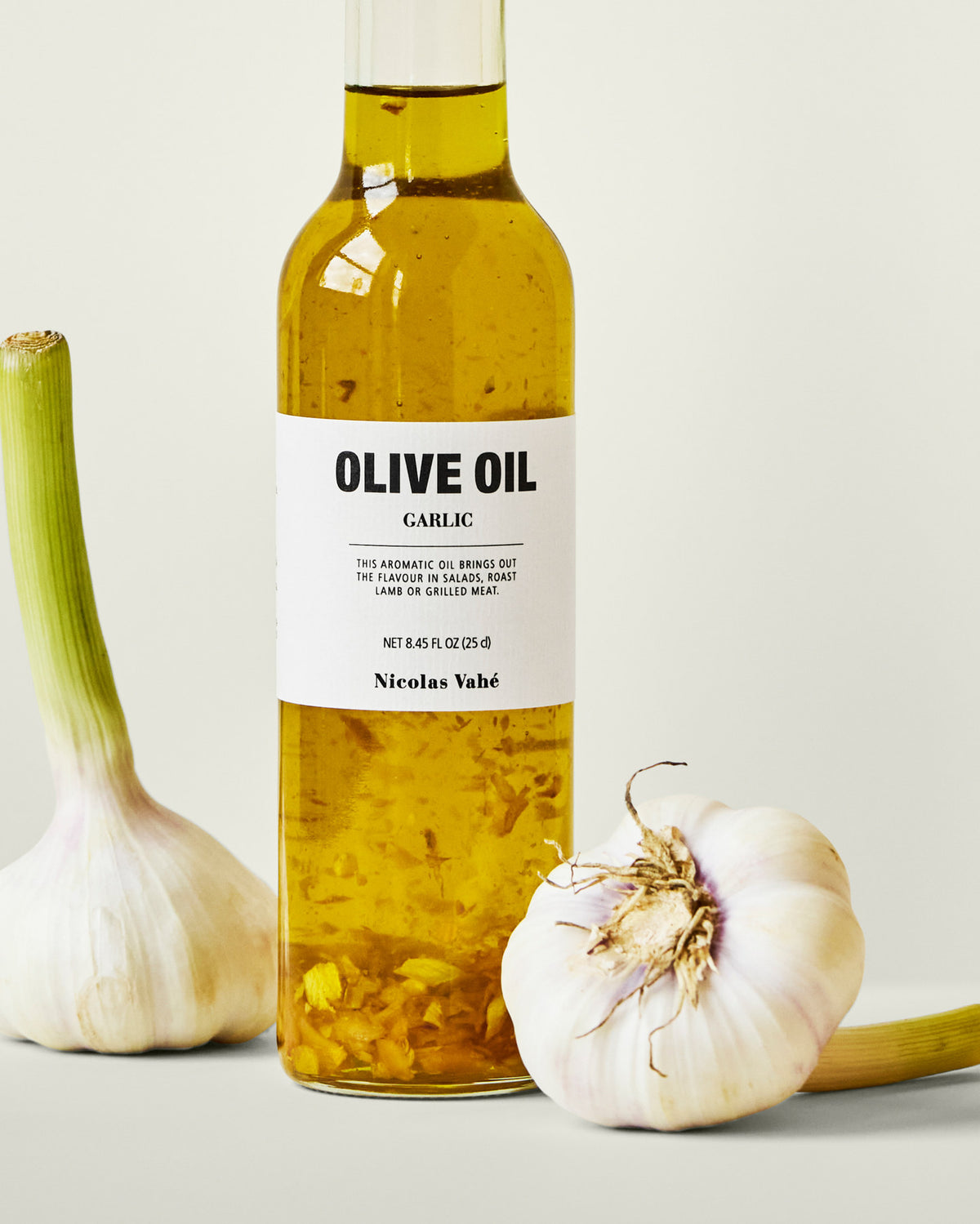 Olivenöl mit Knoblauch in  präsentiert im Onlineshop von KAQTU Design AG. Lebensmittel ist von Nicolas Vahé