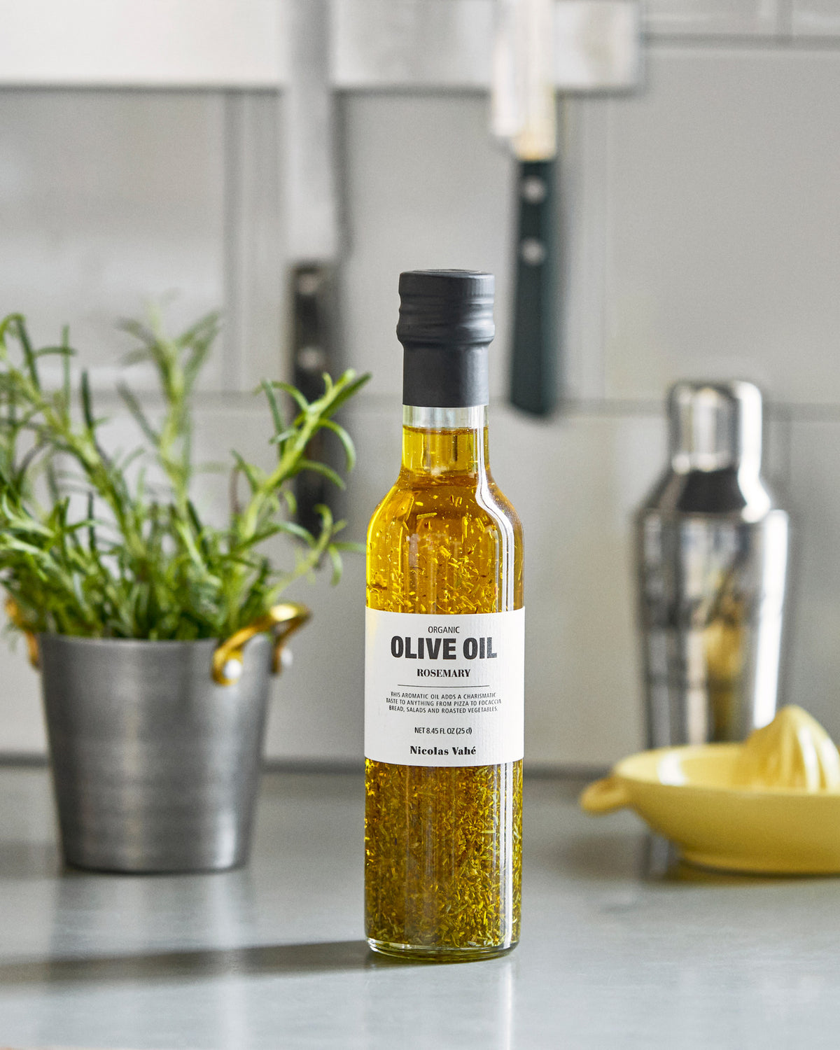 Organic Olivenöl mit rosemary in  präsentiert im Onlineshop von KAQTU Design AG. Lebensmittel ist von Nicolas Vahé