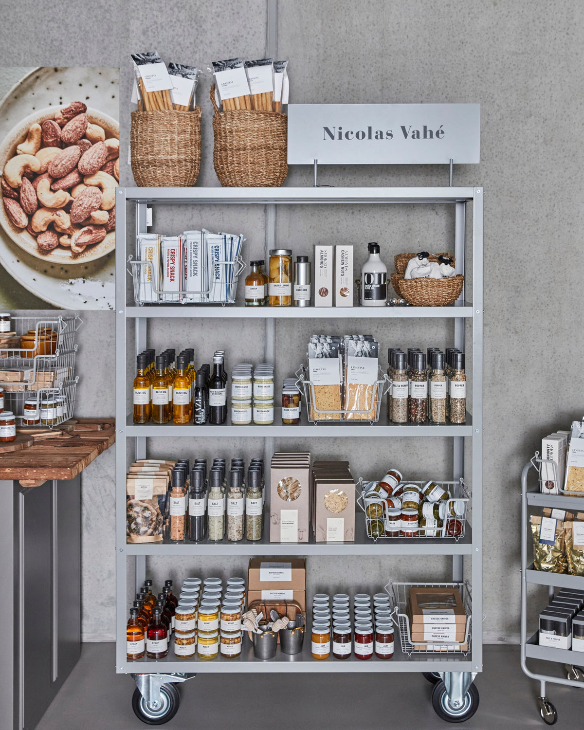 Regal mit 4 Rollen, NVTrolley, Grau in Grau präsentiert im Onlineshop von KAQTU Design AG. Servierwagen ist von Nicolas Vahé