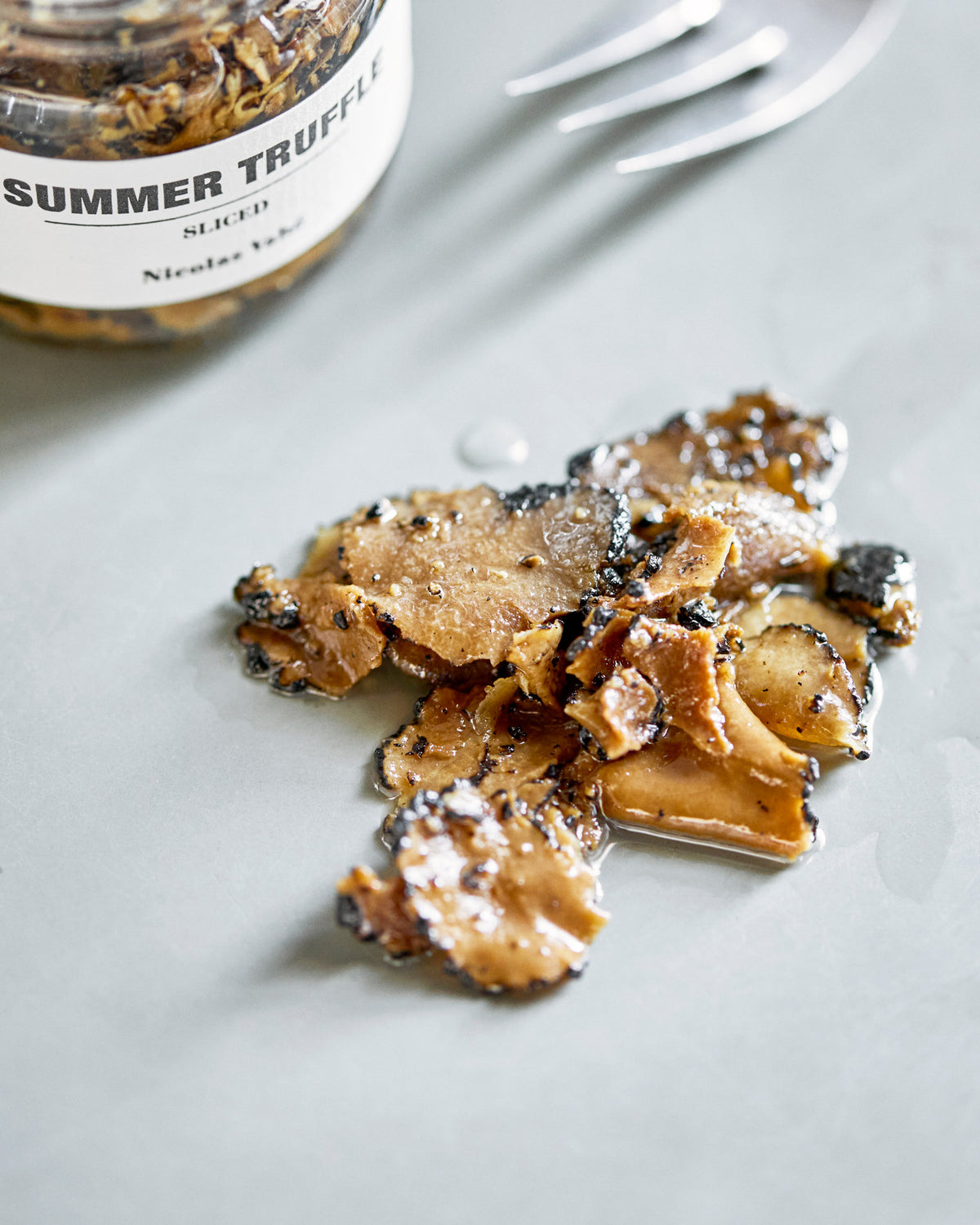 Sliced summer truffle in Grau präsentiert im Onlineshop von KAQTU Design AG. Lebensmittel ist von Nicolas Vahé
