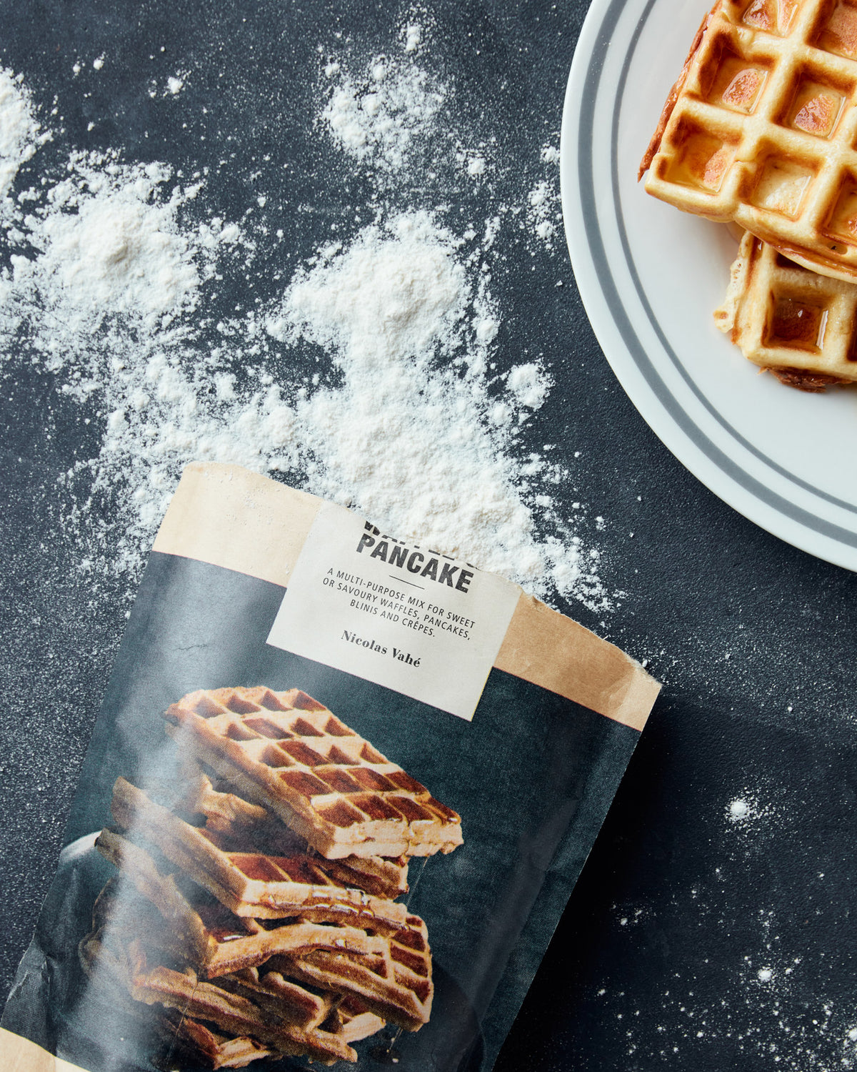 Organic waffle und pancake mix in Natur präsentiert im Onlineshop von KAQTU Design AG. Lebensmittel ist von Nicolas Vahé