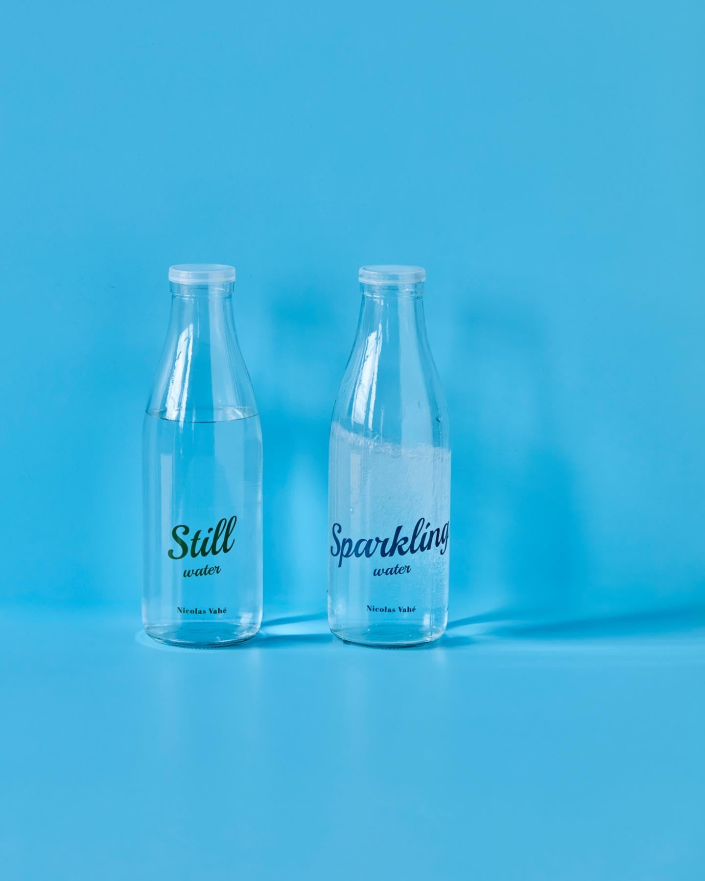 Flasche mit Deckel, NVWater, Klar in Klar präsentiert im Onlineshop von KAQTU Design AG. Kanne ist von Nicolas Vahé
