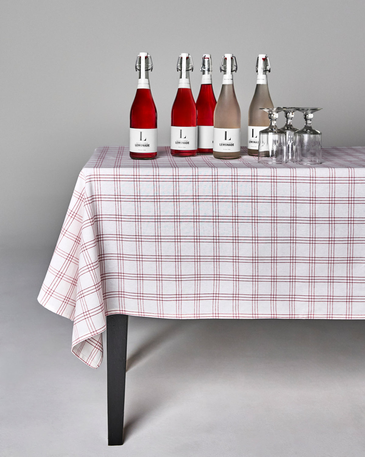 Tischdecke, NVChef, Rot in Rot präsentiert im Onlineshop von KAQTU Design AG. Geschirrtuch ist von Nicolas Vahé