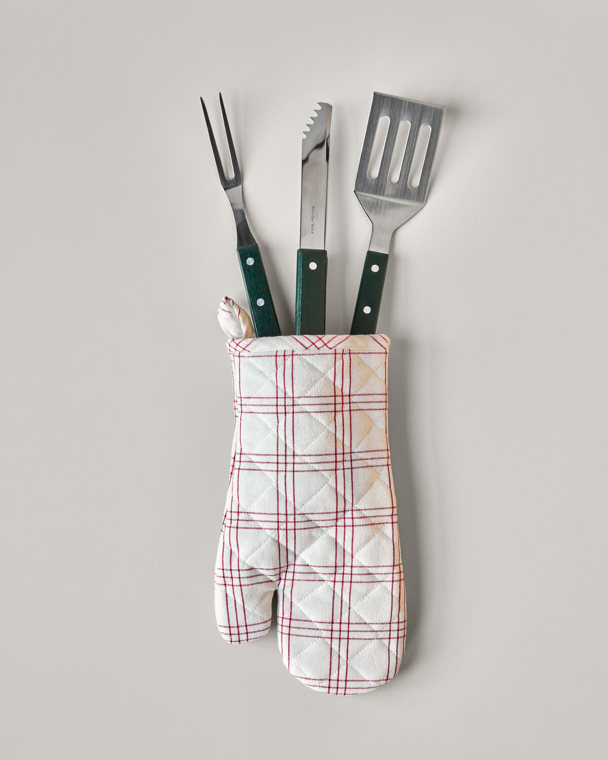 Stylisches Grill-Set in frischem Grün von Nicolas Vahé, ideal für BBQ-Liebhaber. Perfekt für Grillabende und Outdoor-Küche.