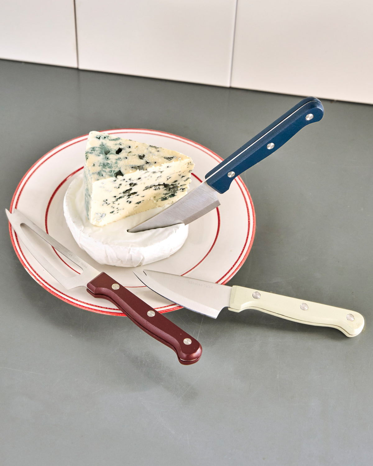 Käsemesser, NVCheese Knives, Weiß, Blau, Rot in White präsentiert im Onlineshop von KAQTU Design AG. Käsemesser ist von Nicolas Vahé