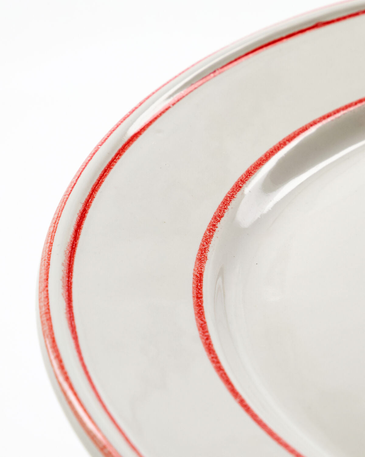 Eleganter Teller aus der NVBistro-Serie von Nicolas Vahé in lebhaftem Rot und Weiß, ideal für besondere Anlässe und ansprechende Tischdekoration.