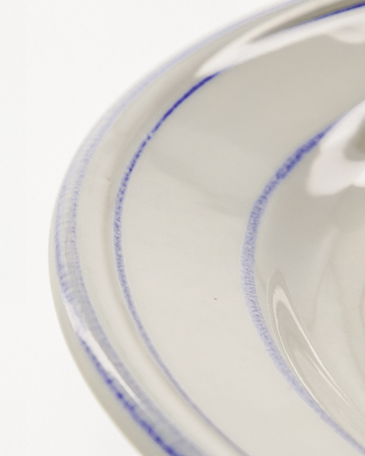 Zwei Steingut-Teller NVBistro in Blau und Weiss mit blauem Rand, runde Form