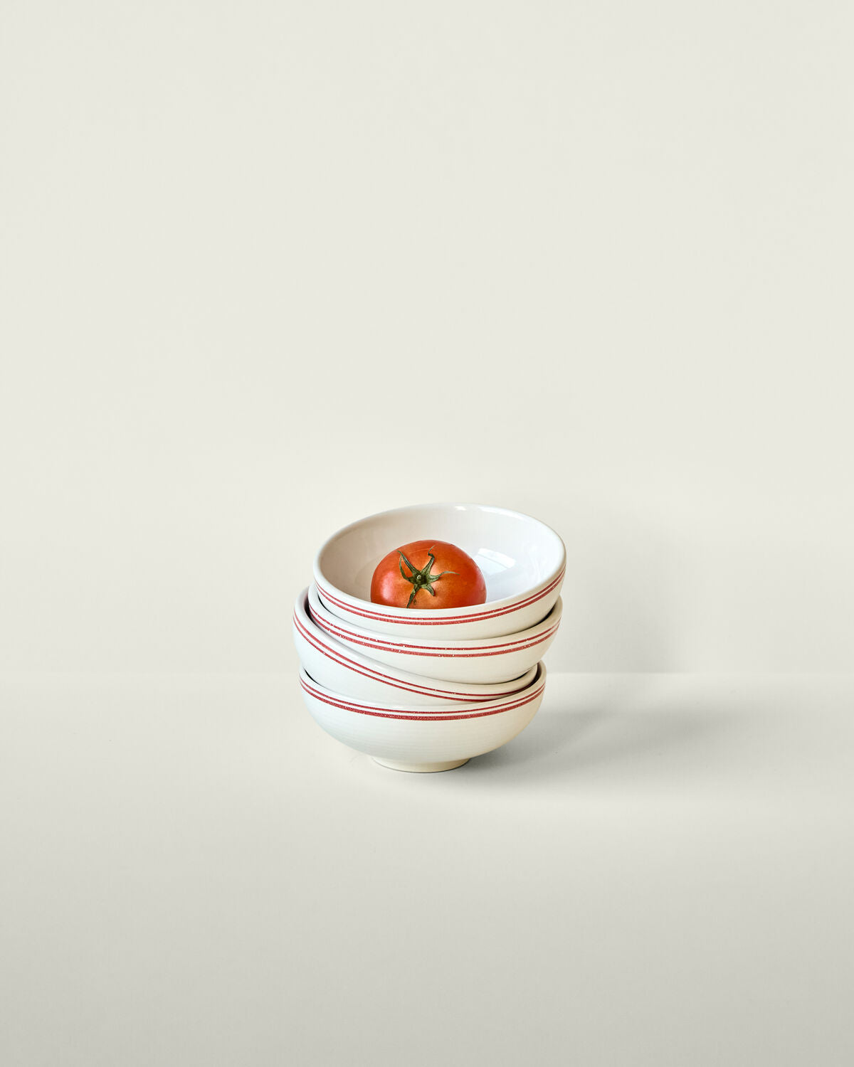 Elegante NVBistro Schüssel in Rot und Weiß von Nicolas Vahé, ideal für stilvolle Tischdekoration und kulinarische Genüsse.