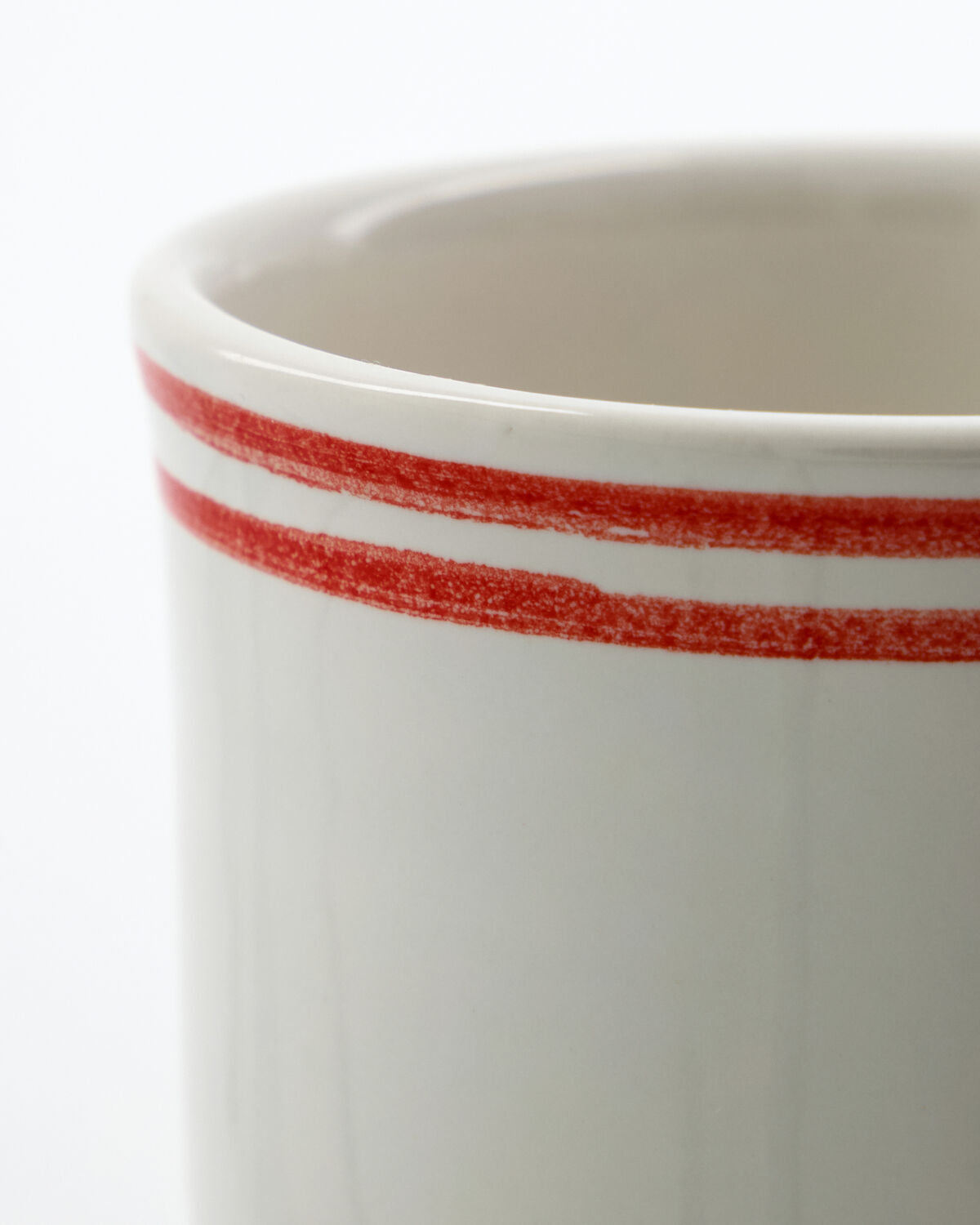 Stilvolle Tasse in leuchtendem Rot und Weiß von Nicolas Vahé, perfekt für gemütliche Kaffeepausen und ansprechende Tischdekoration.