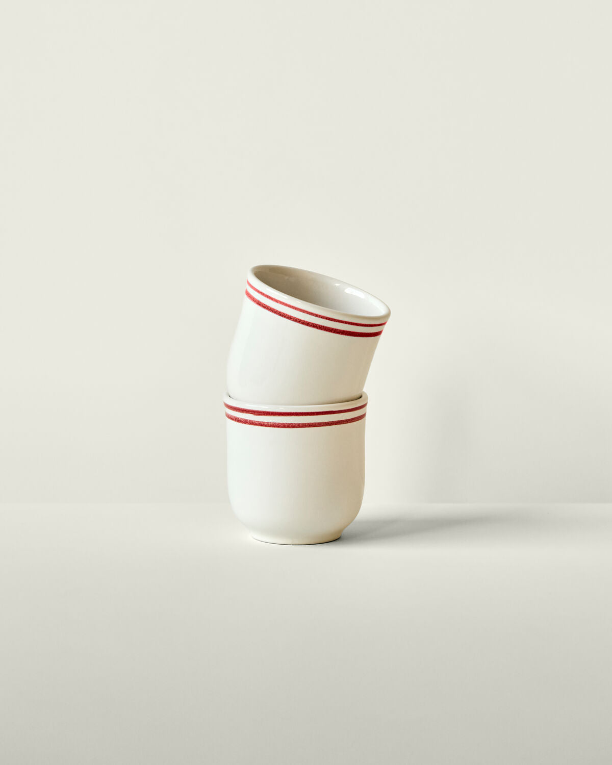 Elegante Tasse in Rot und Weiß von Nicolas Vahé, ideal für stilvolles Servieren von Getränken. Perfekt für Bistro-Atmosphäre.
