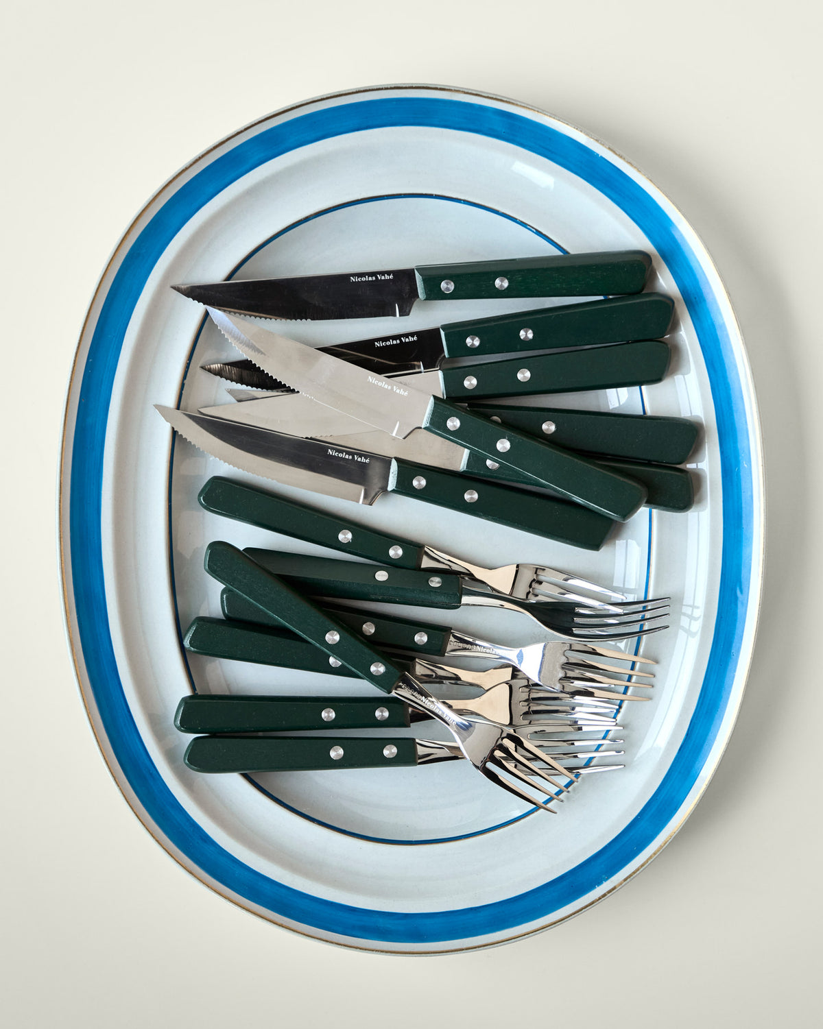 Steakmesser- und Gabelset, NVSteak, Grün in Green präsentiert im Onlineshop von KAQTU Design AG. Steakmesser ist von Nicolas Vahé