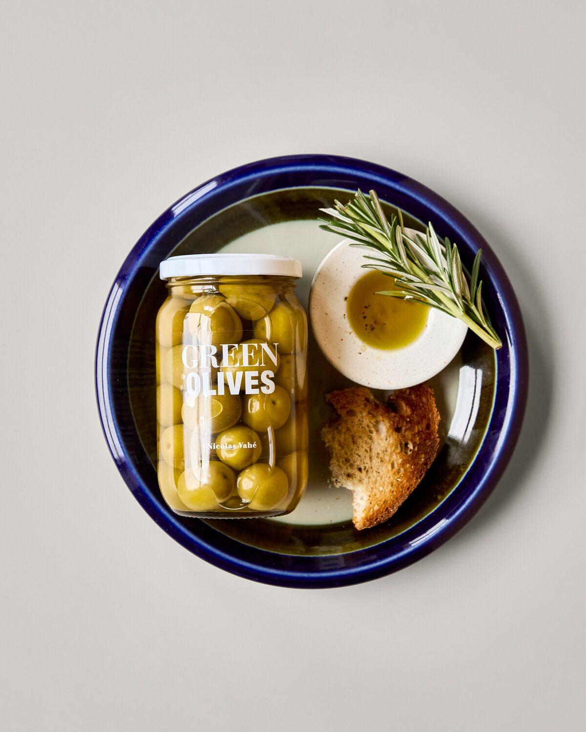 Grüne Oliven von Nicolas Vahé in einer stilvollen Verpackung, ideal für Antipasti oder als Snack, 370 g.